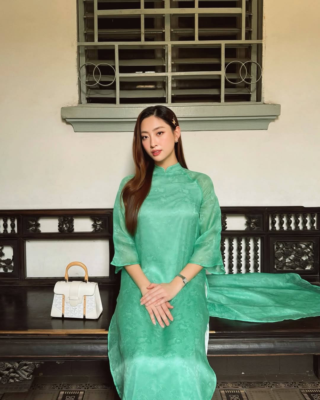 চন্দ্র নববর্ষের মরসুমের জন্য সবুজ আও দাই স্টাইল 'অন এয়ার' - ছবি ৮। Những kiểu áo dài gam màu xanh lá 'lên sóng' cho mùa Tết Ất Tỵ- Ảnh 8.