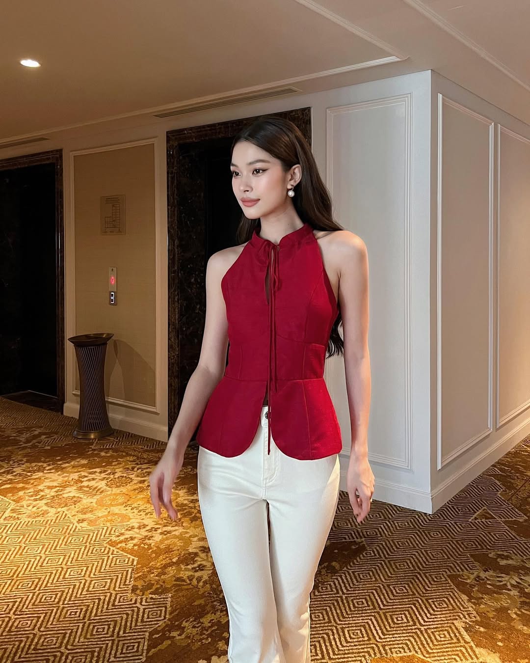 Áo yếm cho ngày xuân, phối sao để thật ấn tượng?- Ảnh 1. Áo yếm cho ngày xuân, phối sao để thật ấn tượng?- Ảnh 1.