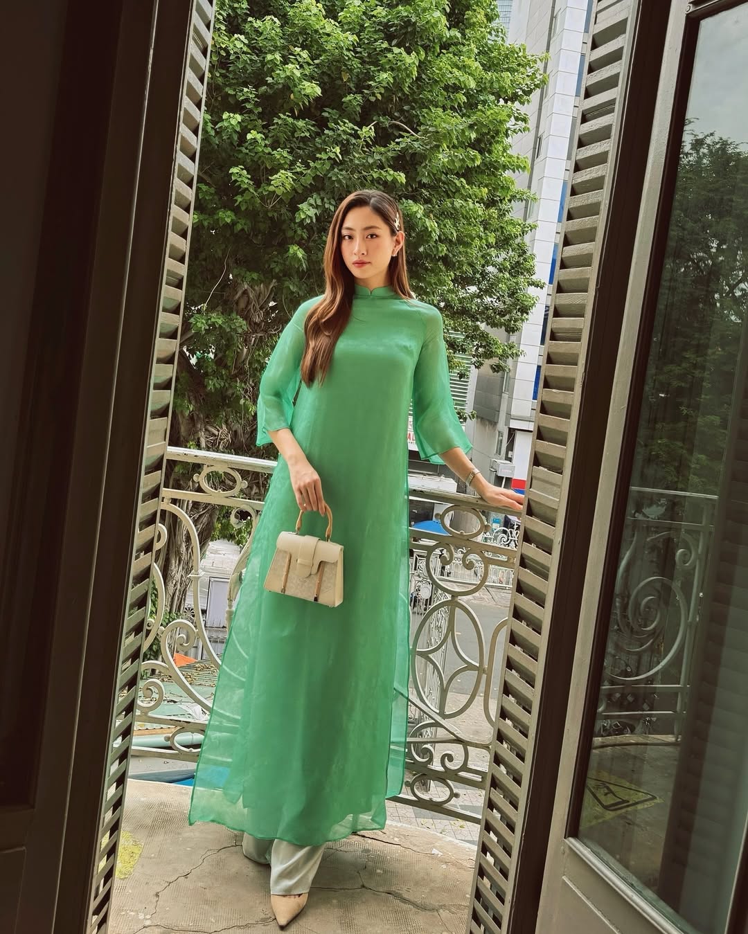 চন্দ্র নববর্ষের মরসুমের জন্য সবুজ আও দাই স্টাইল 'অন এয়ার' - ছবি ৭। Những kiểu áo dài gam màu xanh lá 'lên sóng' cho mùa Tết Ất Tỵ- Ảnh 7.