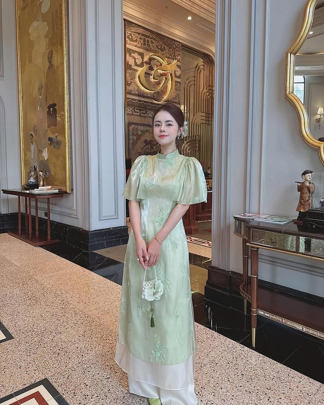 চন্দ্র নববর্ষের মরসুমের জন্য সবুজ আও দাই স্টাইল 'অন এয়ার' - ছবি ৯। Những kiểu áo dài gam màu xanh lá 'lên sóng' cho mùa Tết Ất Tỵ- Ảnh 9.