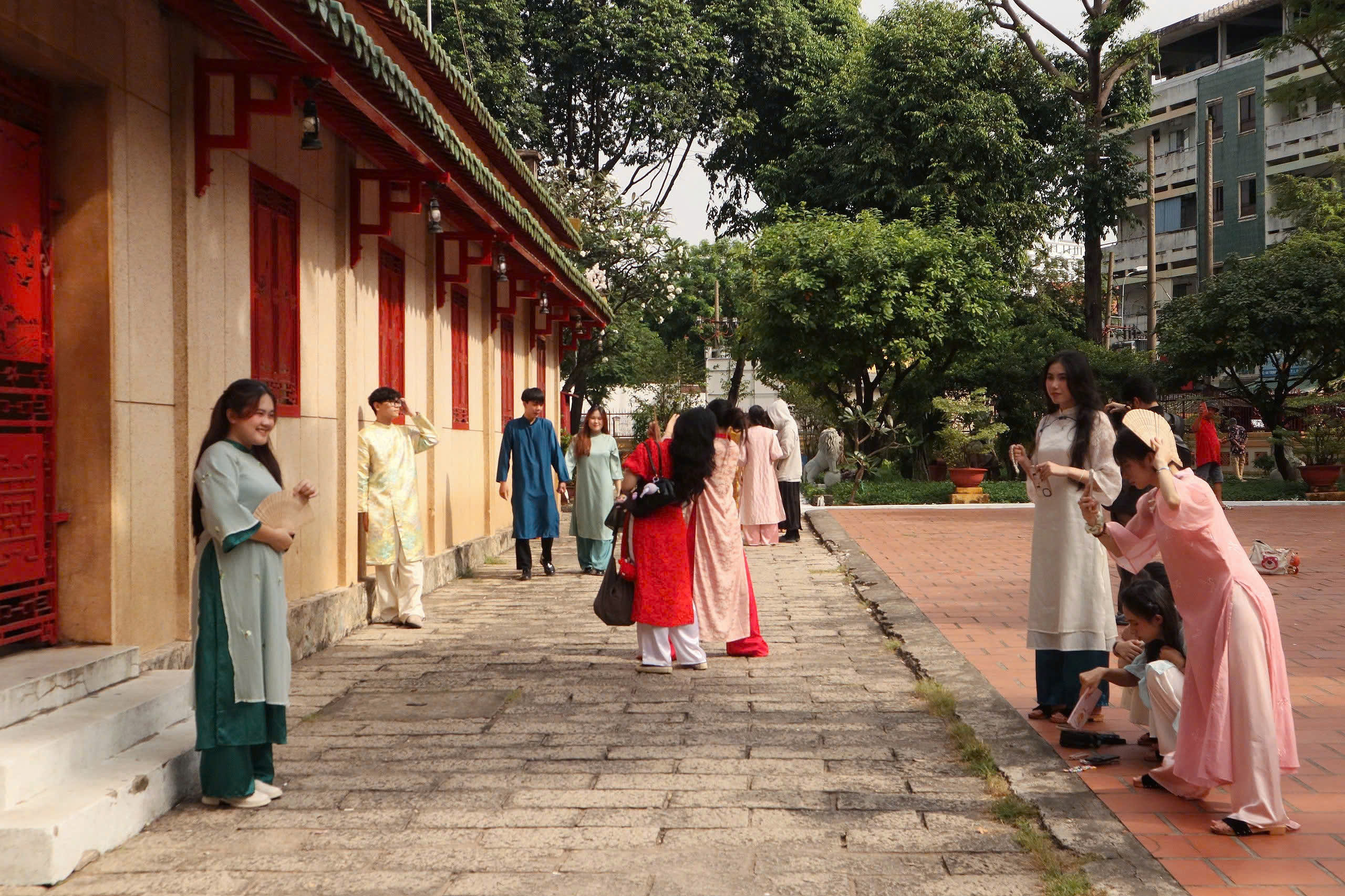 Xúng xính chụp hình Tết Ất Tỵ: Áo dài thuê, ê kíp 'nhà trồng được' để... tiết kiệm- Ảnh 5.