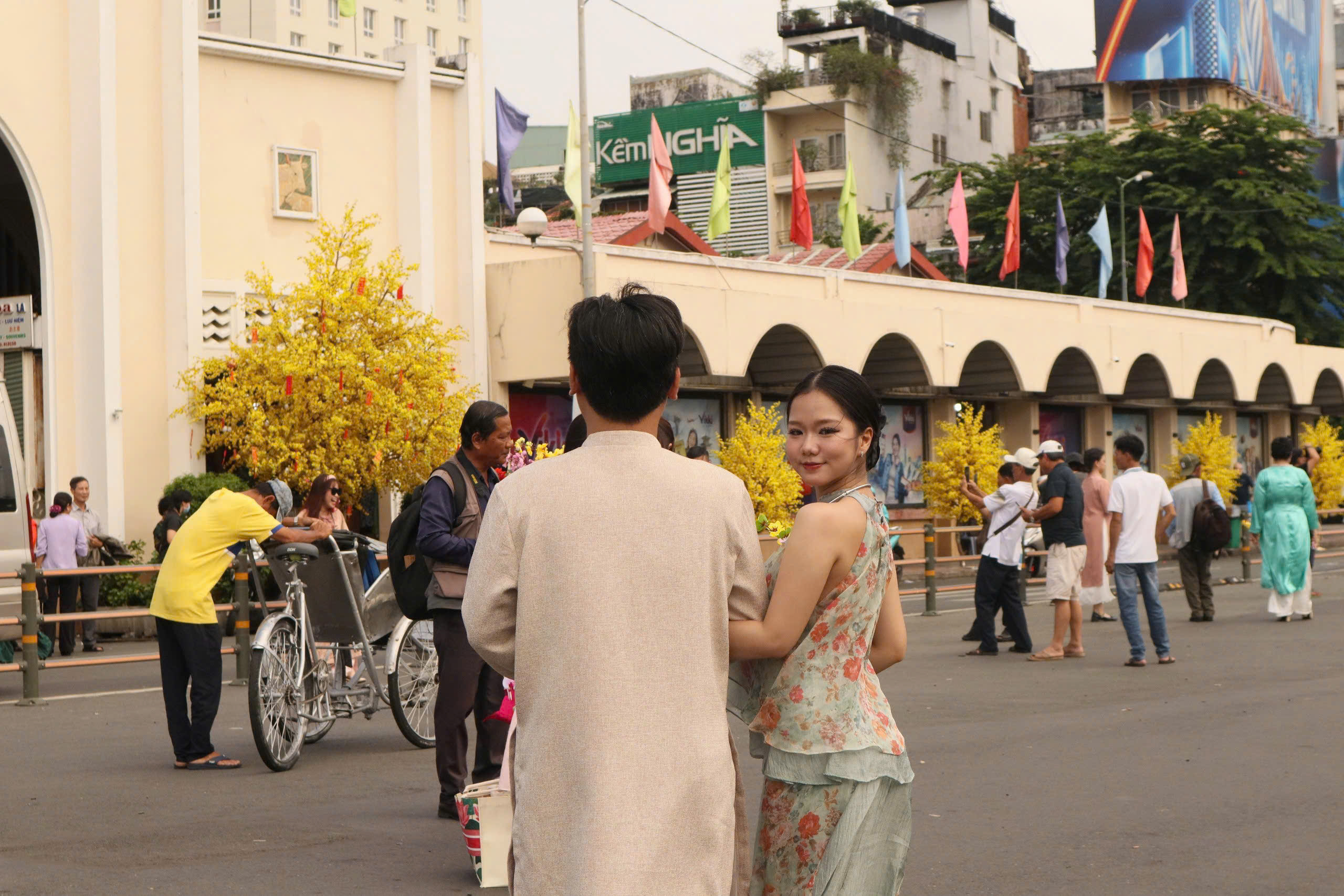 Xúng xính chụp hình Tết Ất Tỵ: Áo dài thuê, ê kíp 'nhà trồng được' để... tiết kiệm- Ảnh 7.