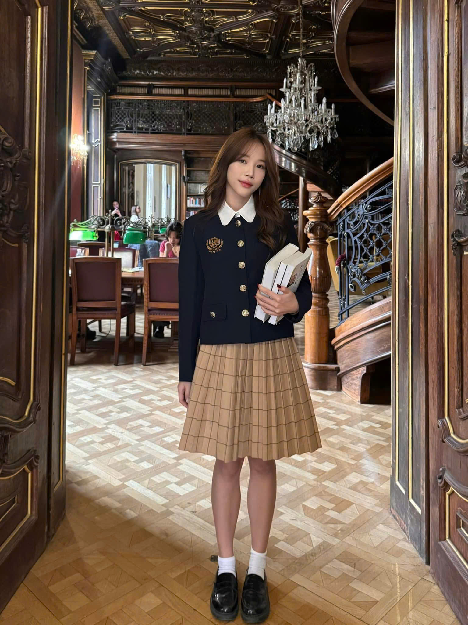 Preppy styl, klíč k intelektuální a luxusní kráse - Foto 2. Phong cách preppy, chìa khóa cho vẻ đẹp trí thức và sang trọng- Ảnh 2.