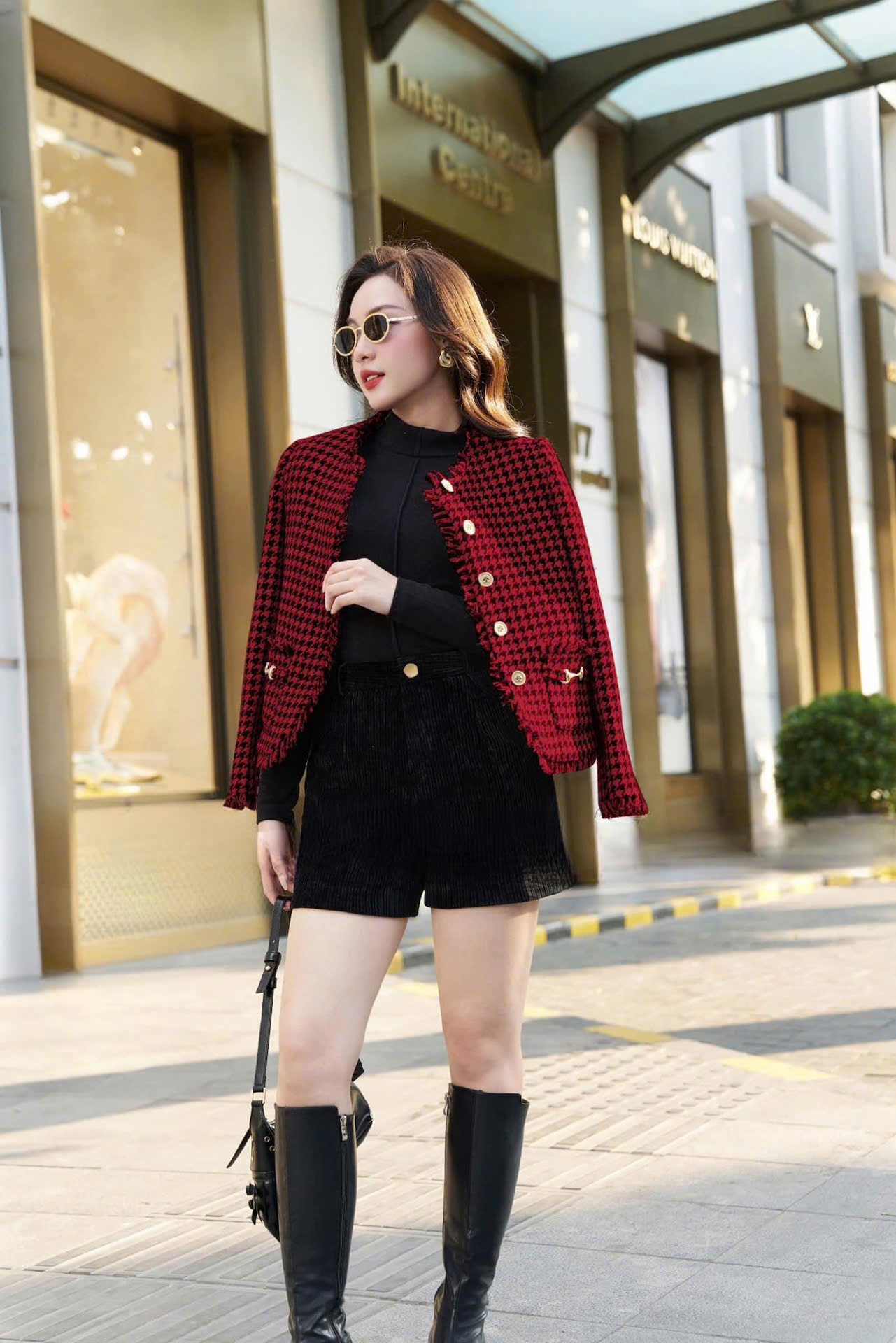 Одягайтеся гарно, як Іт-дівчина, з варіаціями шортів - Фото 4. Mặc đẹp như các It Girl với cách biến tấu cùng quần shorts- Ảnh 4.