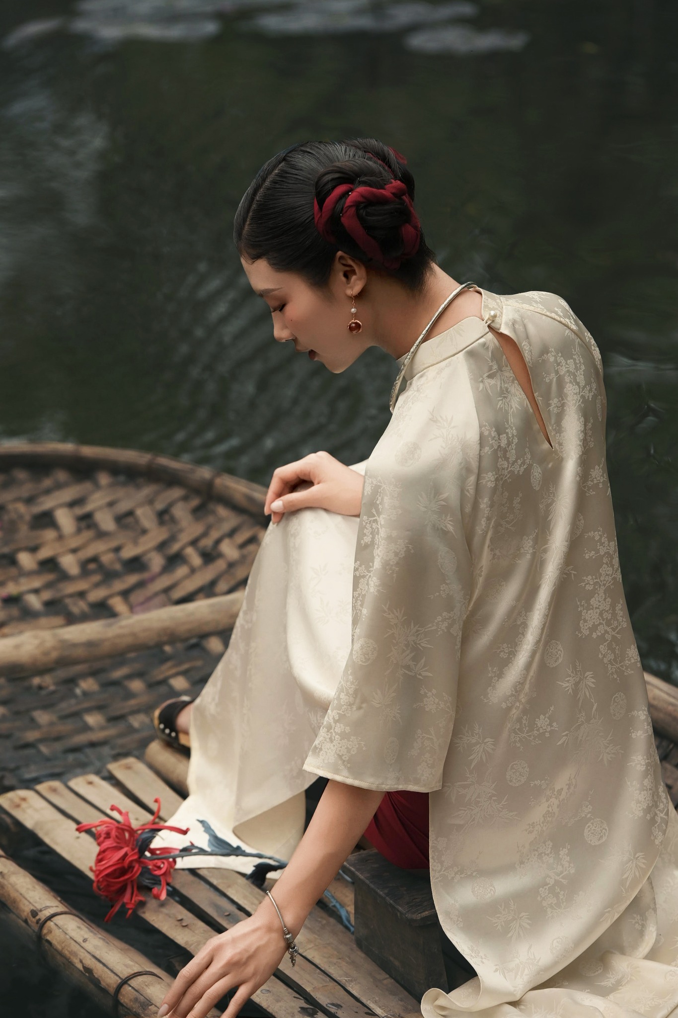 As cores únicas do Ao Dai são indispensáveis para o feriado do Tet - Foto 9. Những gam màu áo dài đặc sắc không thể thiếu cho ngày tết- Ảnh 9.