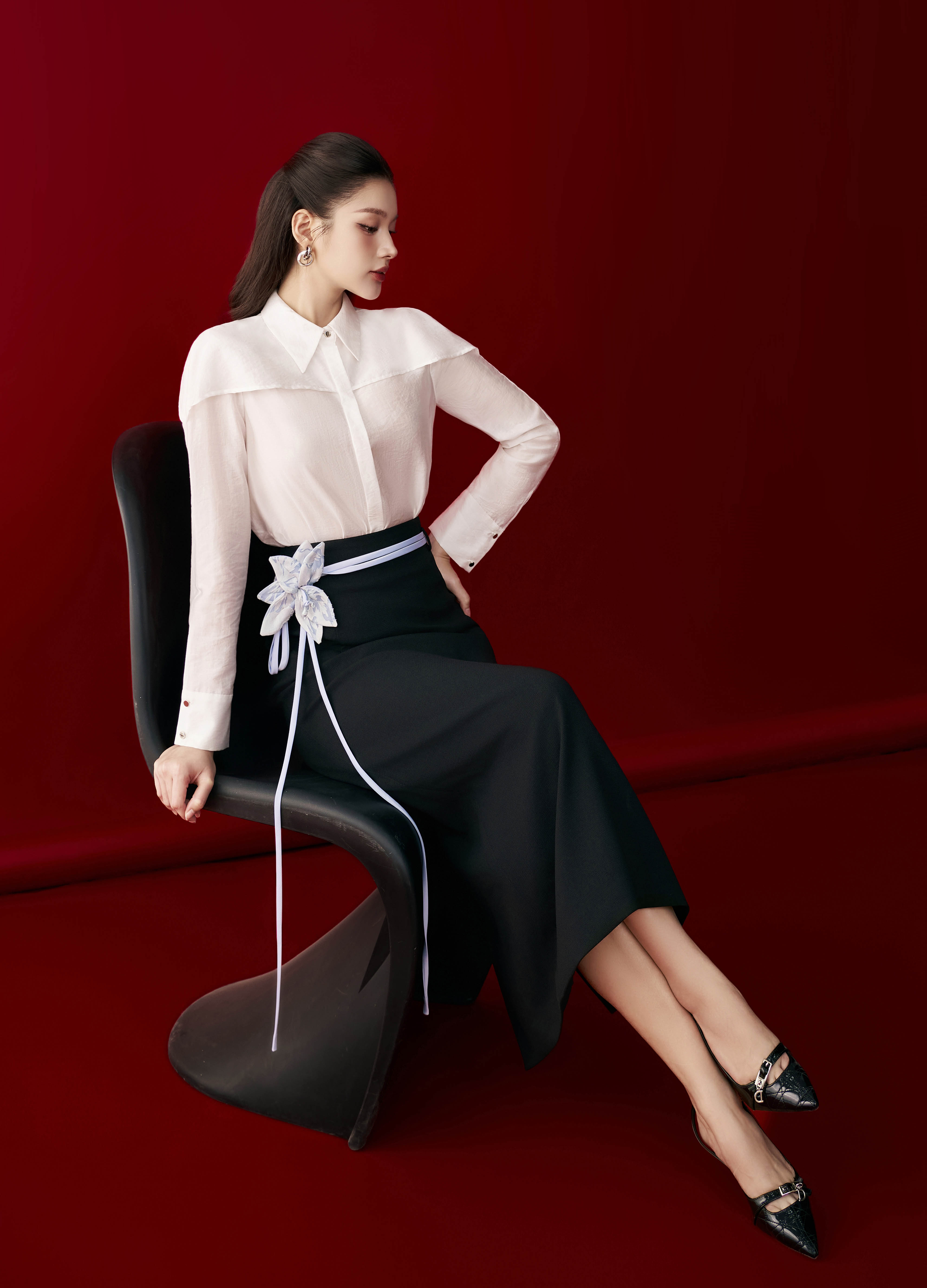 סגנון משרדי משלב יופי מינימליסטי ויצירתיות גמישה - תמונה 4. Phong cách công sở kết hợp vẻ đẹp tối giản, sáng tạo linh hoạt- Ảnh 4.