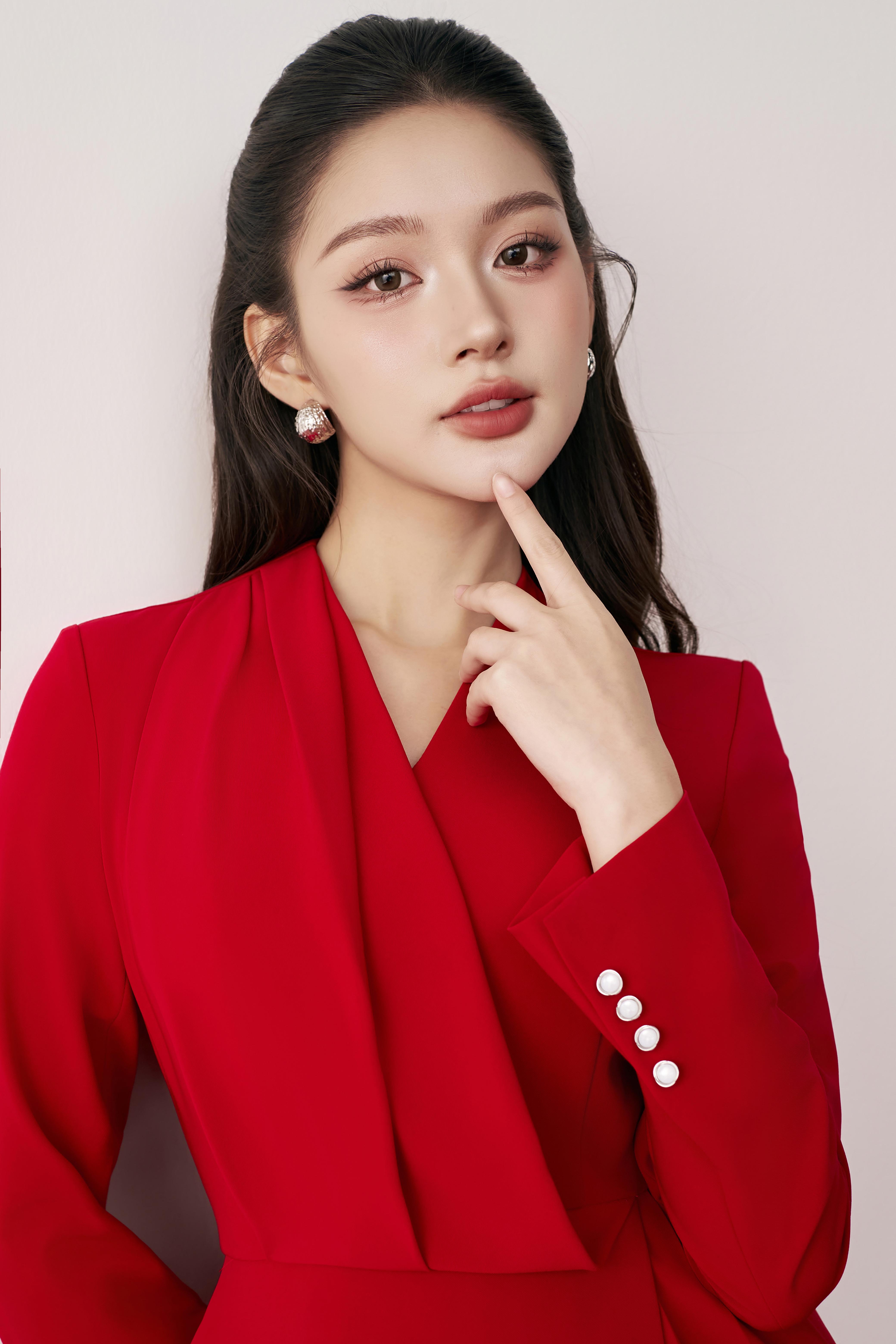 סגנון משרדי משלב יופי מינימליסטי ויצירתיות גמישה - תמונה 13. Phong cách công sở kết hợp vẻ đẹp tối giản, sáng tạo linh hoạt- Ảnh 13.