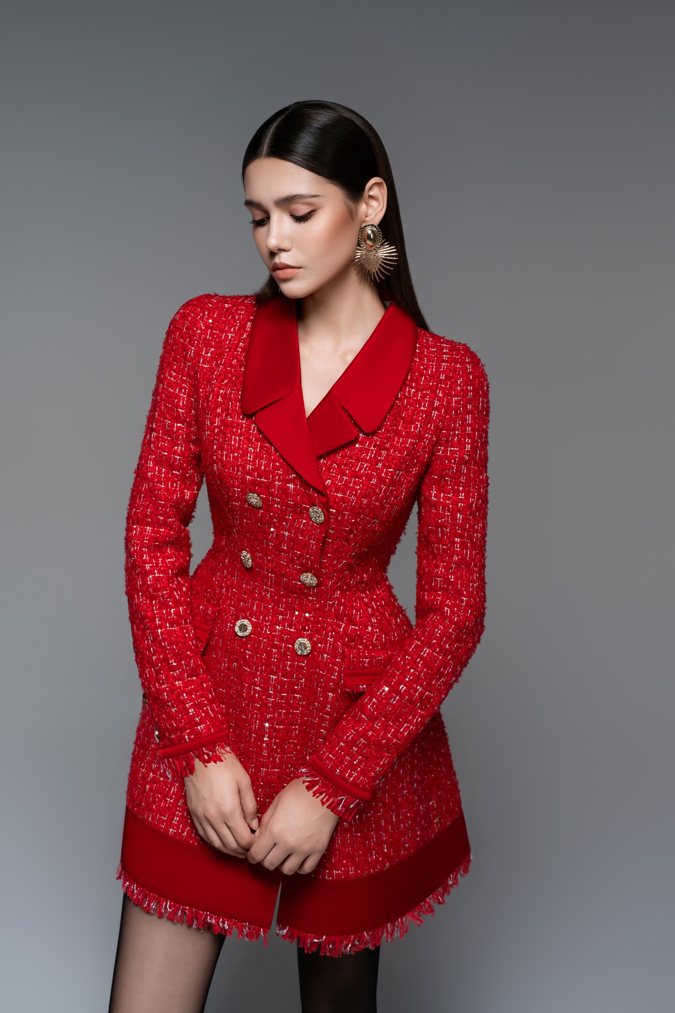 ন্যূনতম অথচ বিলাসবহুল শার্ট ড্রেস, আপনার পোশাকের সবচেয়ে বহুমুখী - ছবি ১১। Váy sơ mi tối giản nhưng sang trọng, linh hoạt bậc nhất tủ đồ- Ảnh 11.