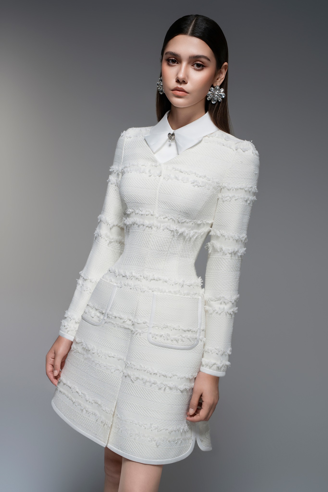 ন্যূনতম অথচ বিলাসবহুল শার্ট পোশাক, পোশাকের মধ্যে সবচেয়ে বহুমুখী - ছবি ৮। Váy sơ mi tối giản nhưng sang trọng, linh hoạt bậc nhất tủ đồ- Ảnh 8.