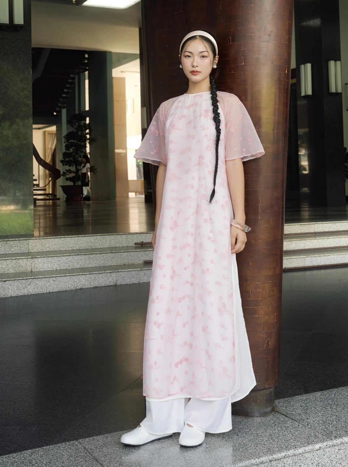 As cores únicas do Ao Dai são indispensáveis para o feriado do Tet - Foto 7. Những gam màu áo dài đặc sắc không thể thiếu cho ngày tết- Ảnh 7.