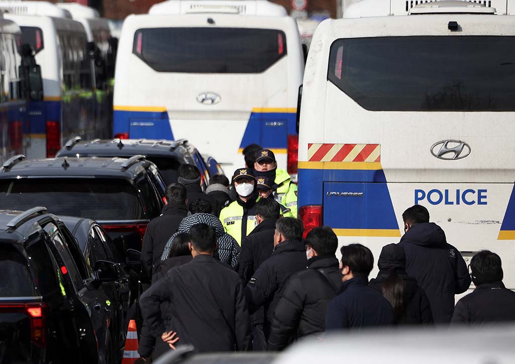 Tense confrontation at the Korean presidential palace - Photo 2.