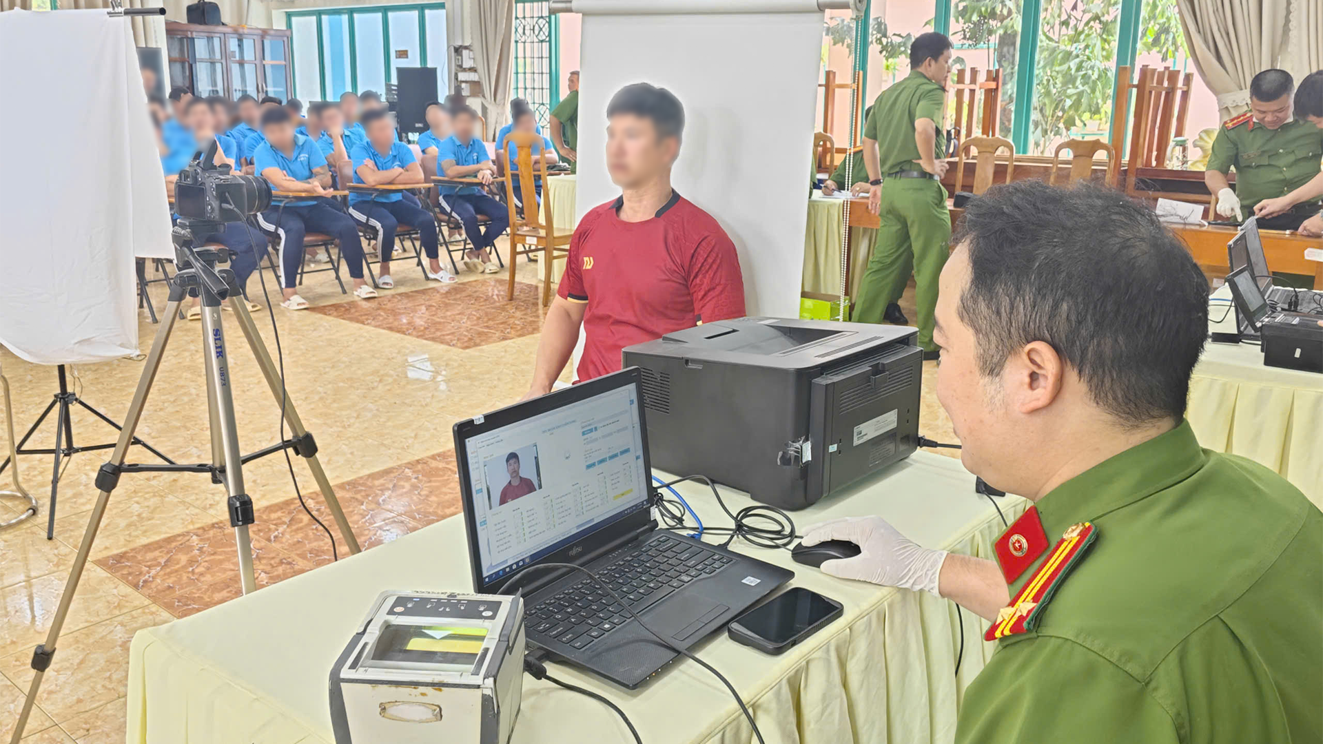 Công an TP.HCM vượt hơn 200 km cấp thẻ căn cước cho người cai nghiện
- Ảnh 4.