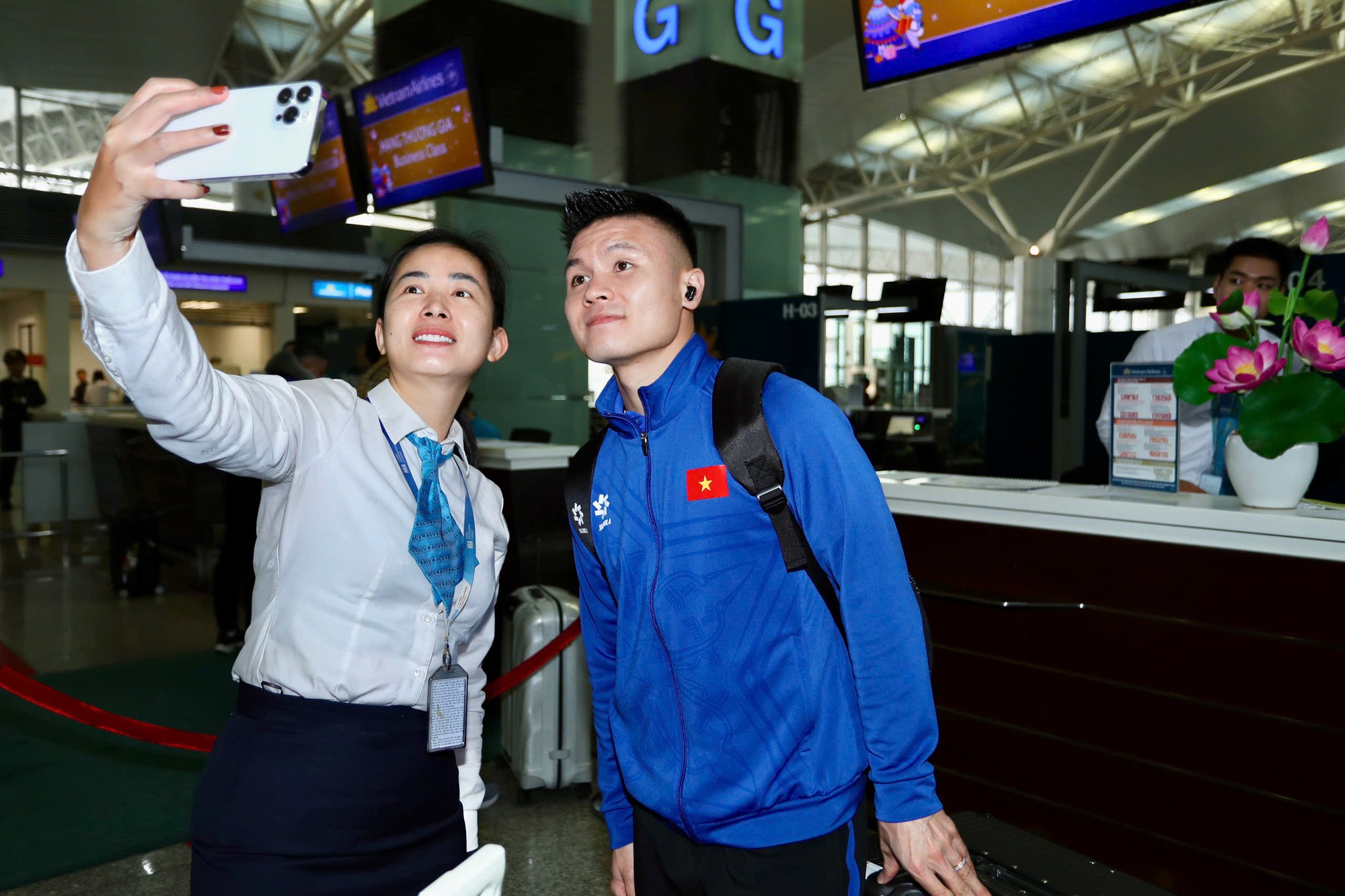 The Vietnamese team excitedly set off to Thailand, ready to bring home the trophy - Photo 6.