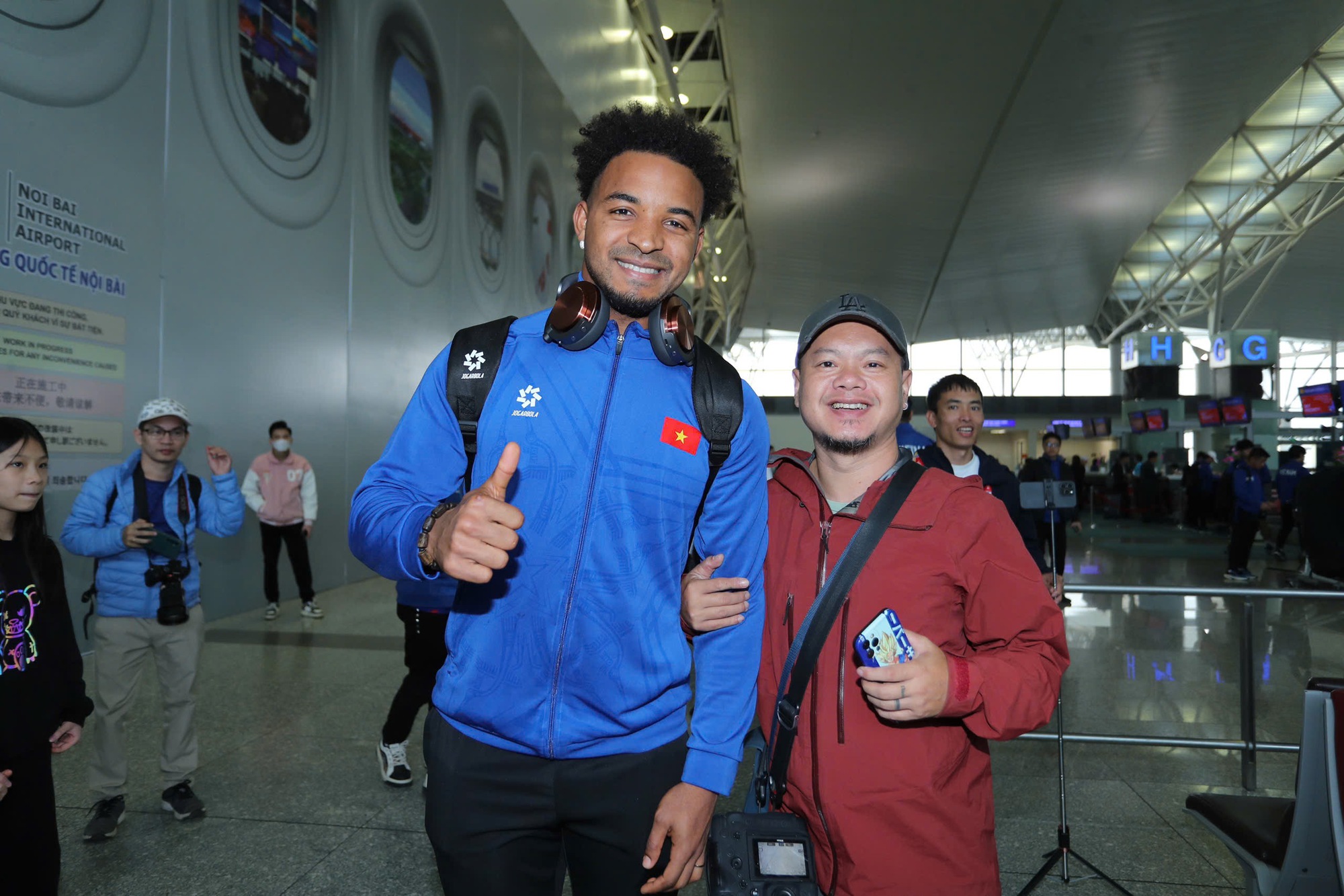 The Vietnamese team excitedly set off to Thailand, ready to bring home the trophy - Photo 3.