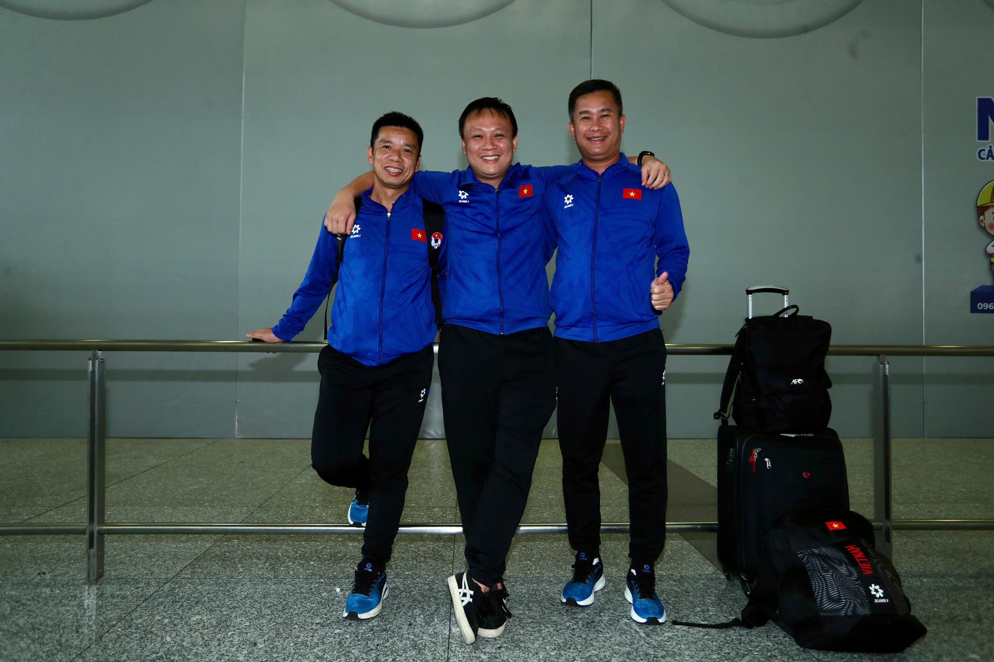 The Vietnamese team excitedly set off to Thailand, ready to bring home the trophy - Photo 5.