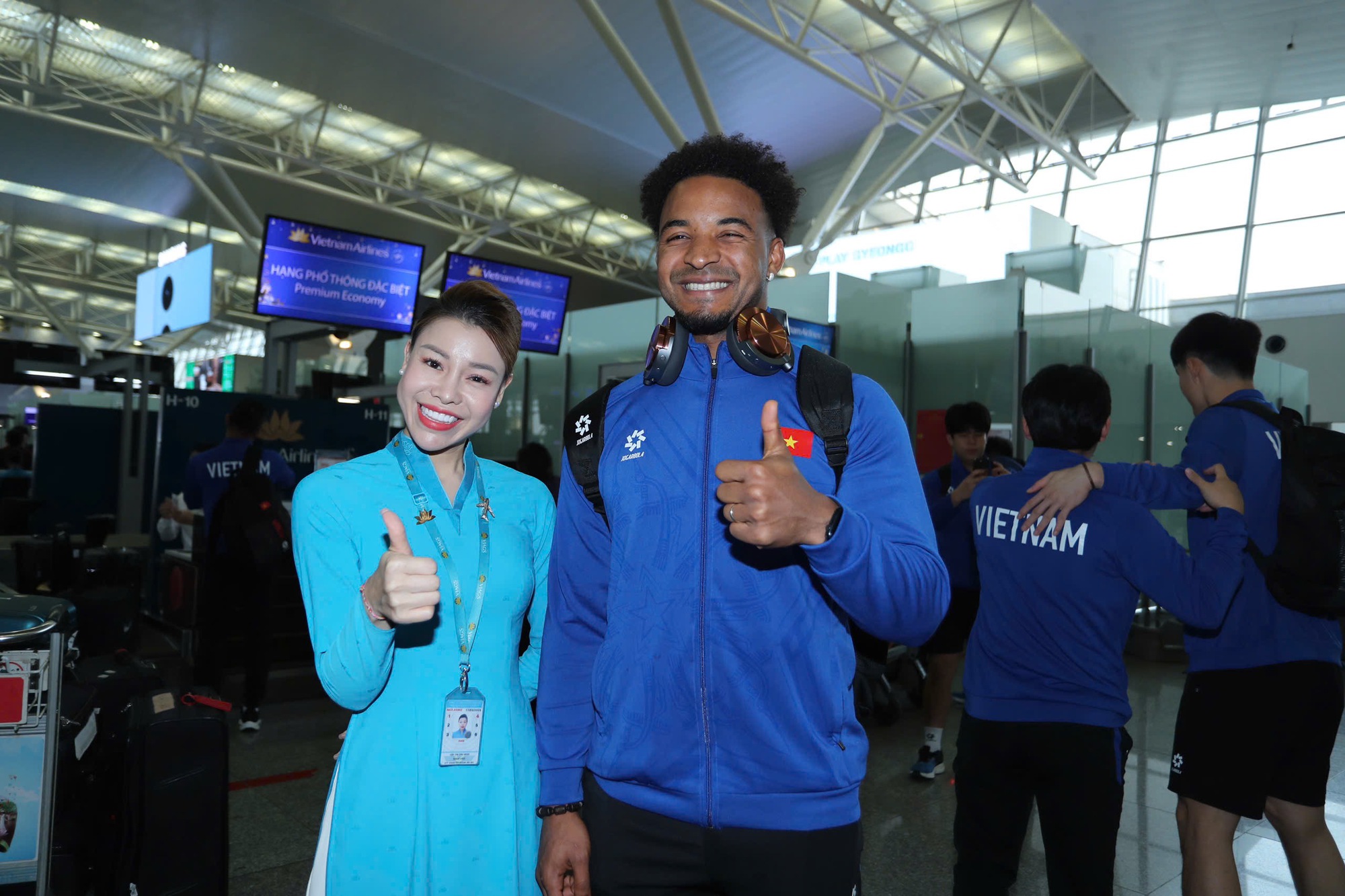 The Vietnamese team excitedly set off to Thailand, ready to bring home the trophy - Photo 2.