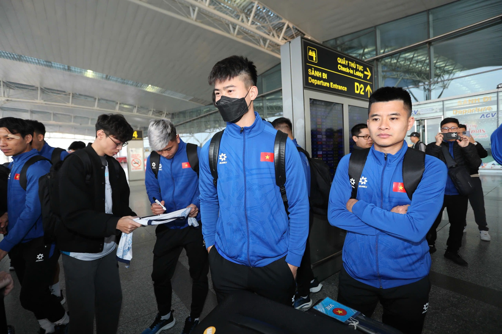 The Vietnamese team excitedly set off to Thailand, ready to bring home the trophy - Photo 4.