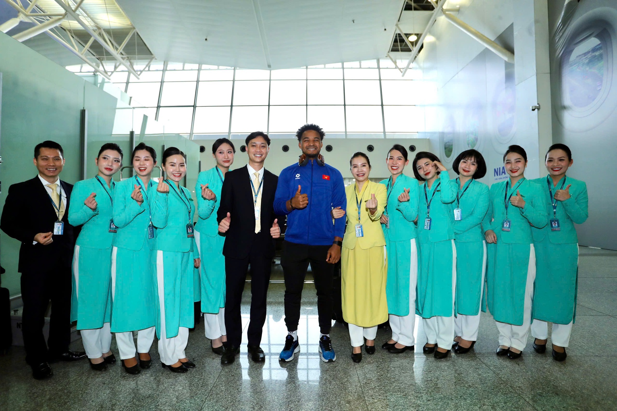 The Vietnamese team excitedly set off to Thailand, ready to bring the trophy home - Photo 9.