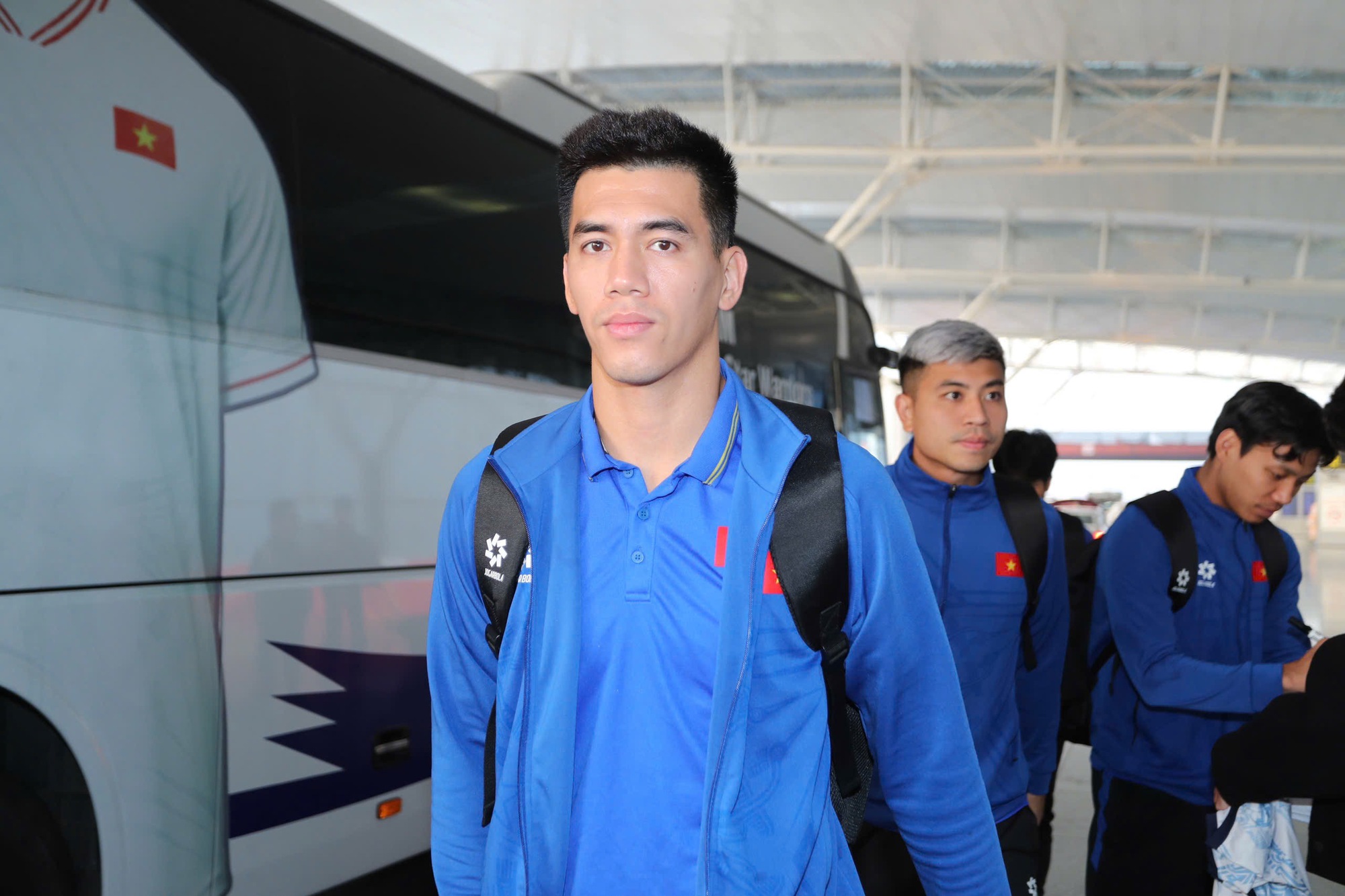 The Vietnamese team excitedly set off to Thailand, ready to bring home the trophy - Photo 10.