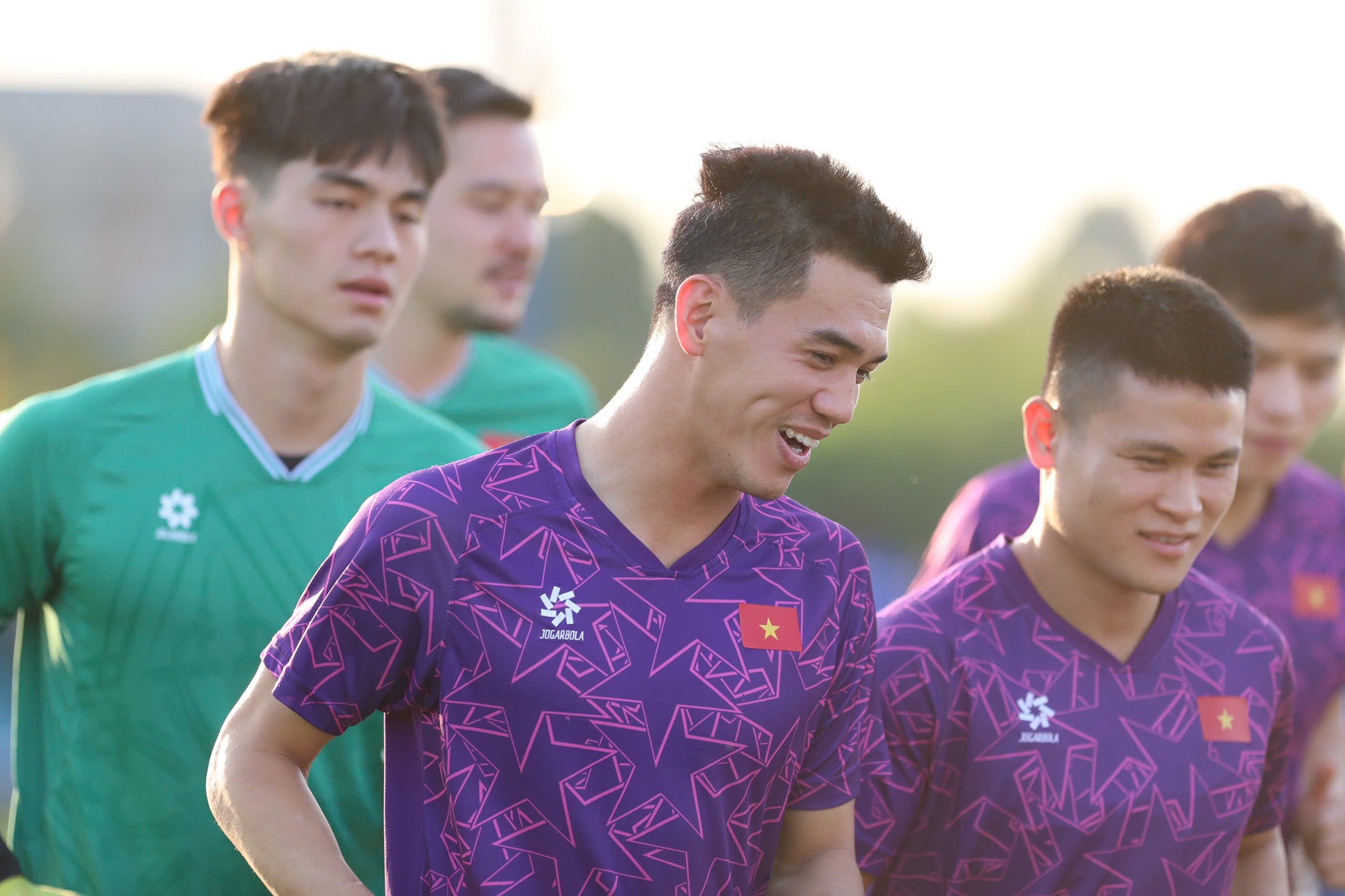 Doan Ngoc Tan não voltou para casa imediatamente após a partida final na Tailândia. Por quê? - Foto 3. Doãn Ngọc Tân không về nước ngay sau đại chiến chung kết tại Thái Lan, tại sao?- Ảnh 3.