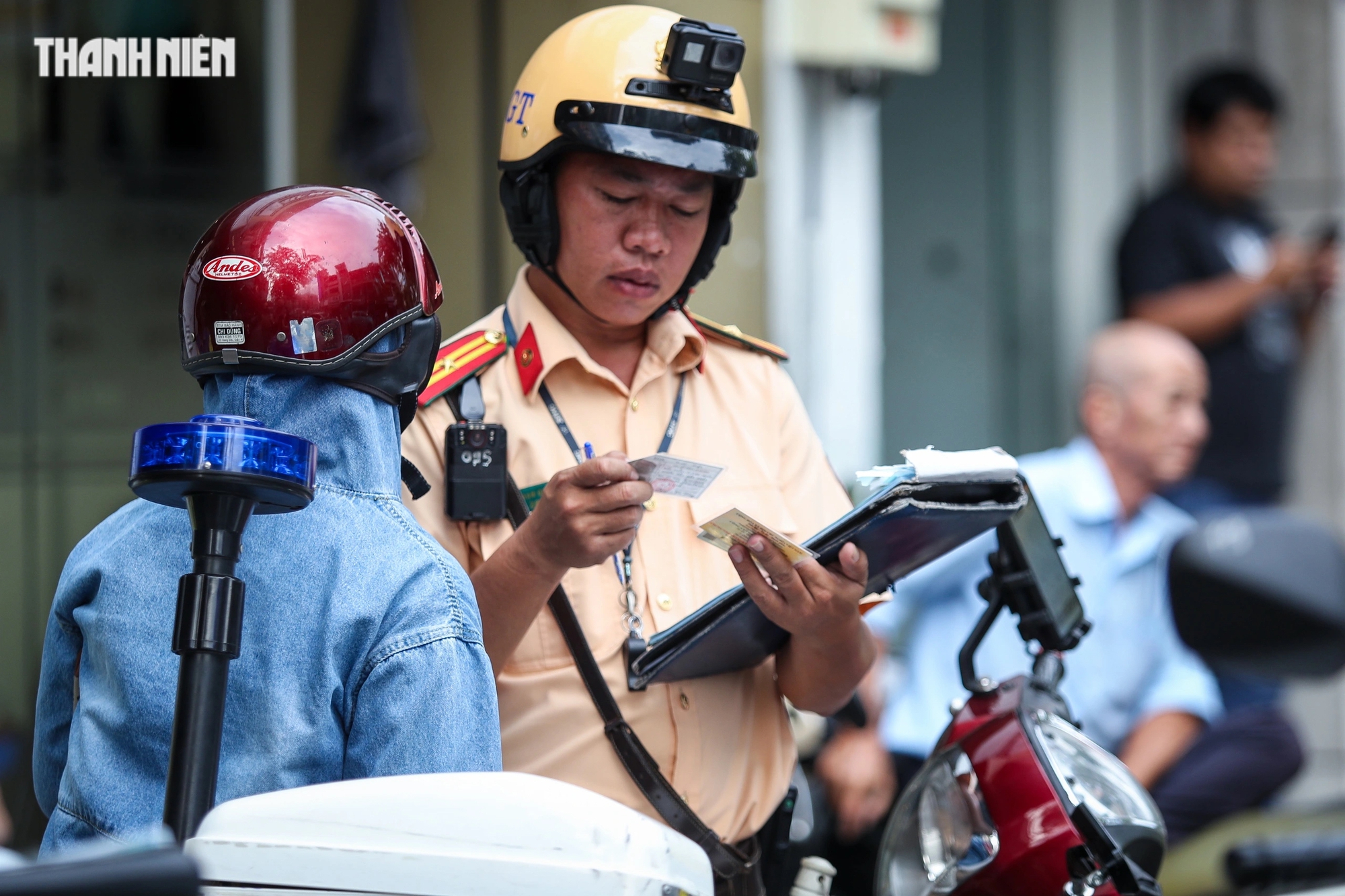 Vượt đèn đỏ ở TP.HCM bị CSGT ghi hình phạt 5 triệu, cô gái nhớ nhầm đèn vàng còn 2 giây- Ảnh 9.