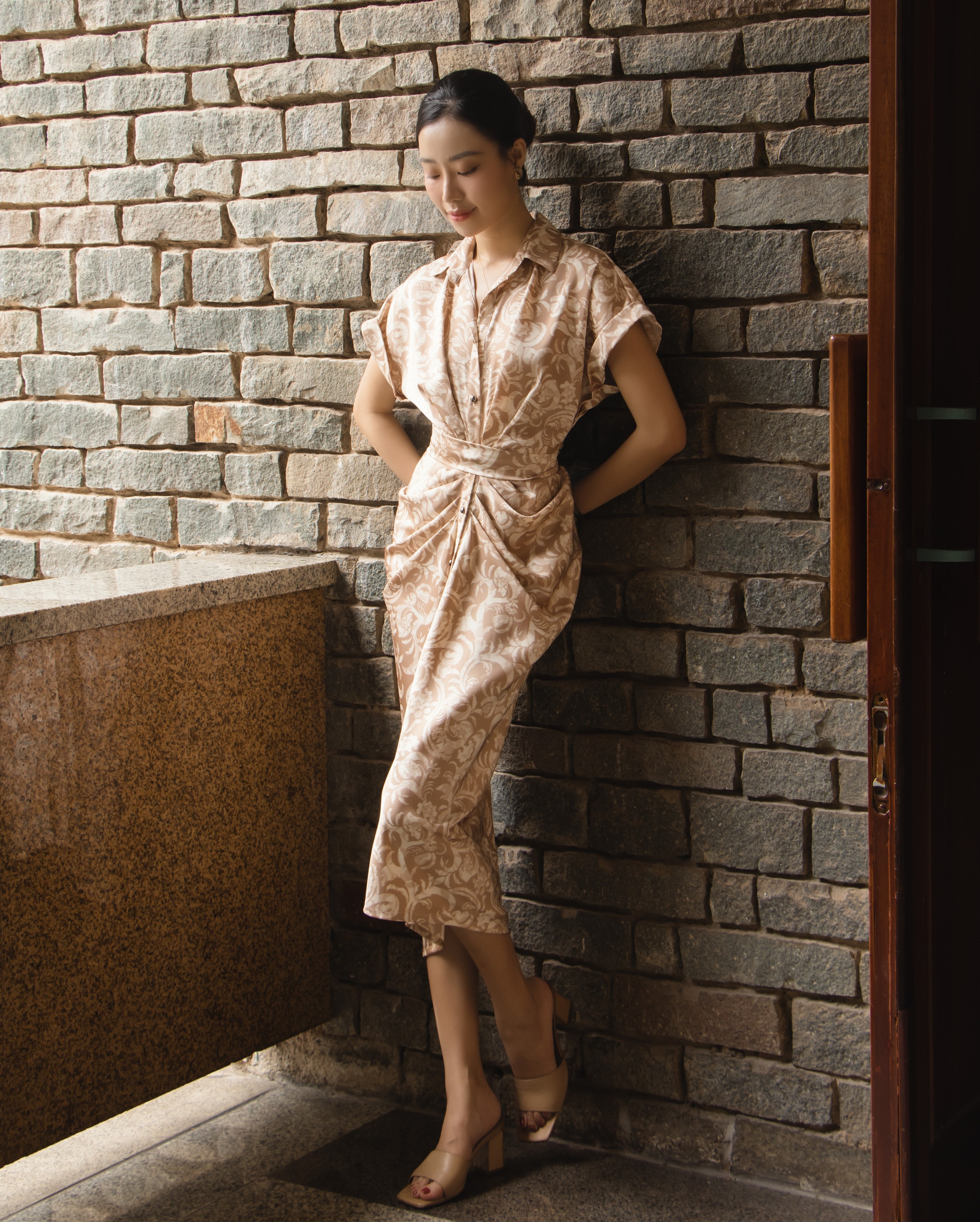 Use um vestido de cetim para exibir sua beleza primaveril - Foto 5. Mặc đầm lụa satin để khoe sắc ngày xuân- Ảnh 5.