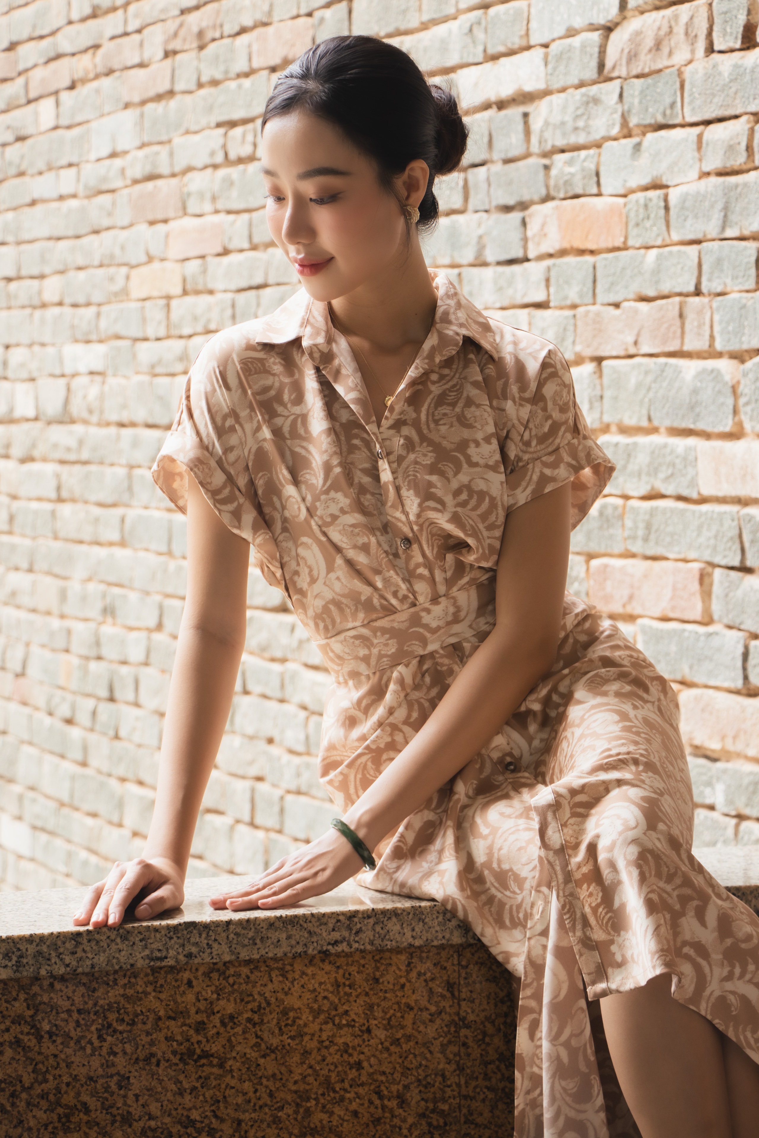 Use um vestido de cetim para exibir sua beleza primaveril - Foto 6. Mặc đầm lụa satin để khoe sắc ngày xuân- Ảnh 6.