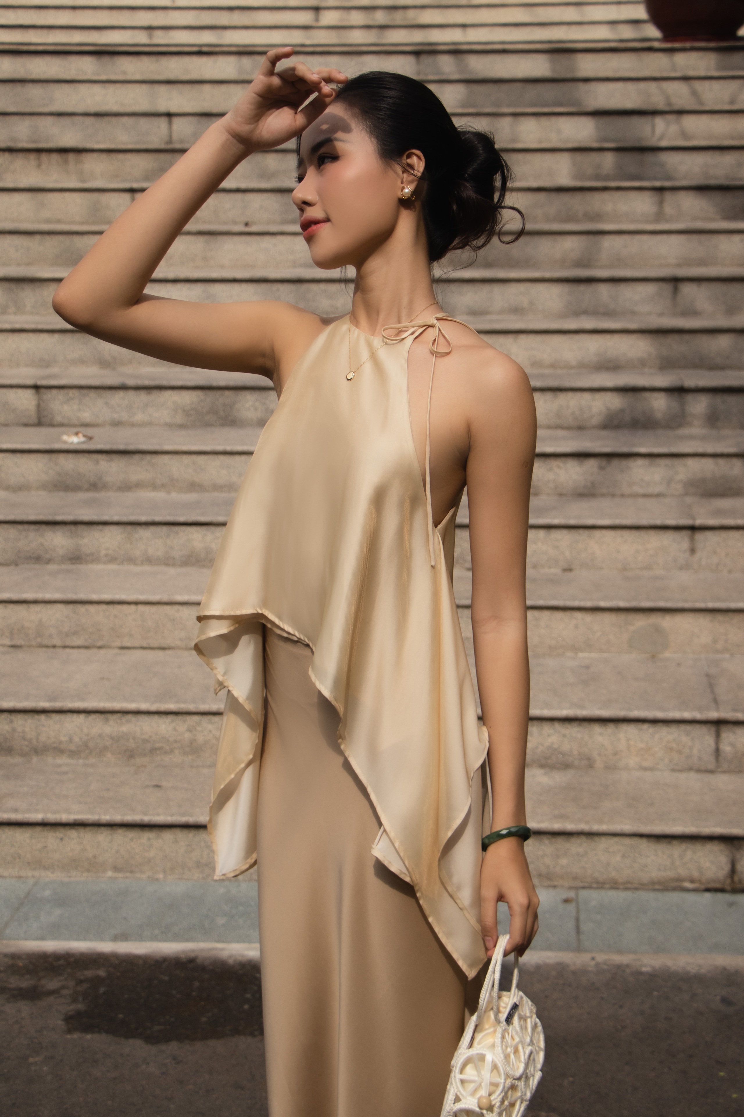Use um vestido de cetim para exibir sua beleza primaveril - Foto 9. Mặc đầm lụa satin để khoe sắc ngày xuân- Ảnh 9.