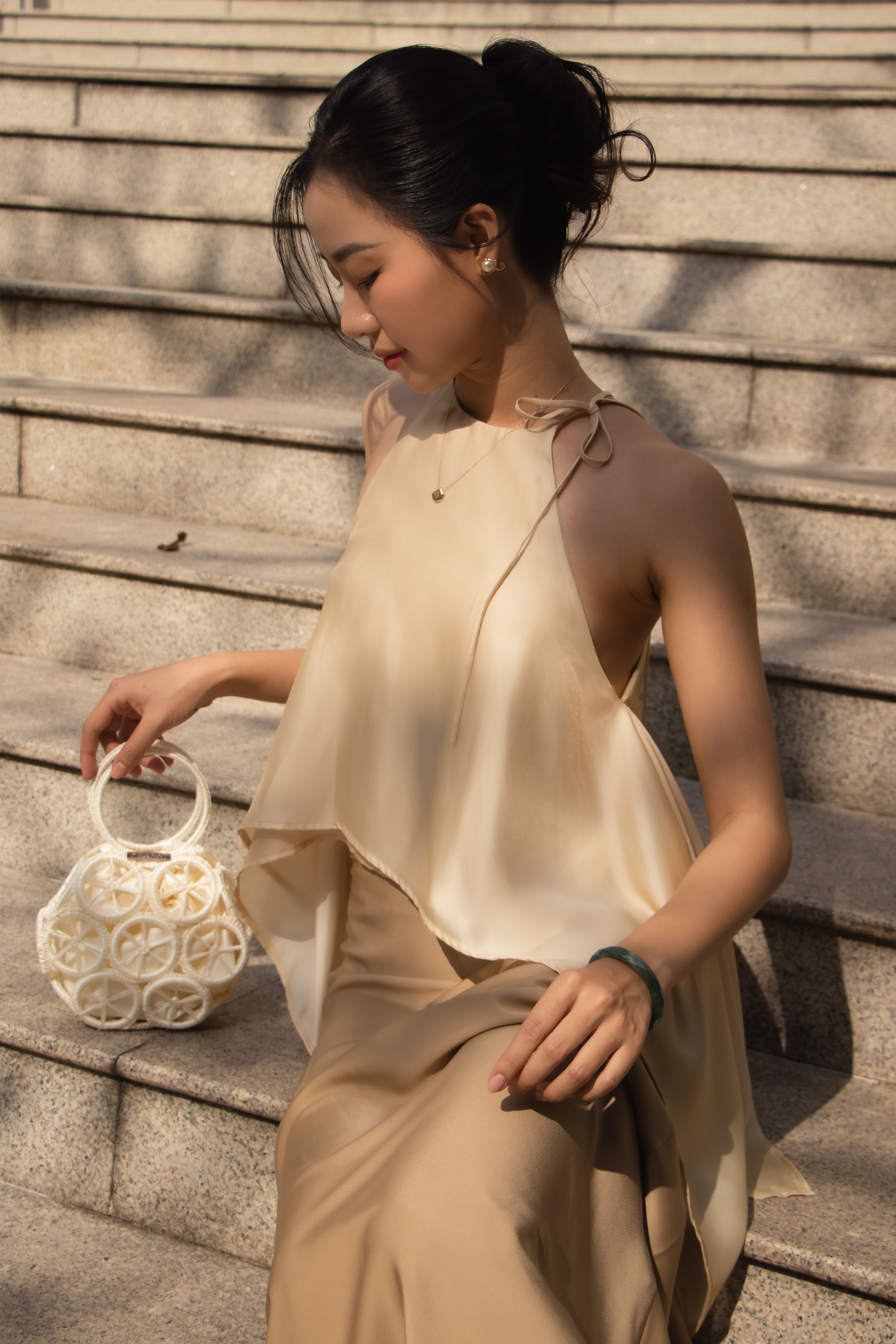 Use um vestido de cetim para exibir sua beleza primaveril - Foto 10. Mặc đầm lụa satin để khoe sắc ngày xuân- Ảnh 10.