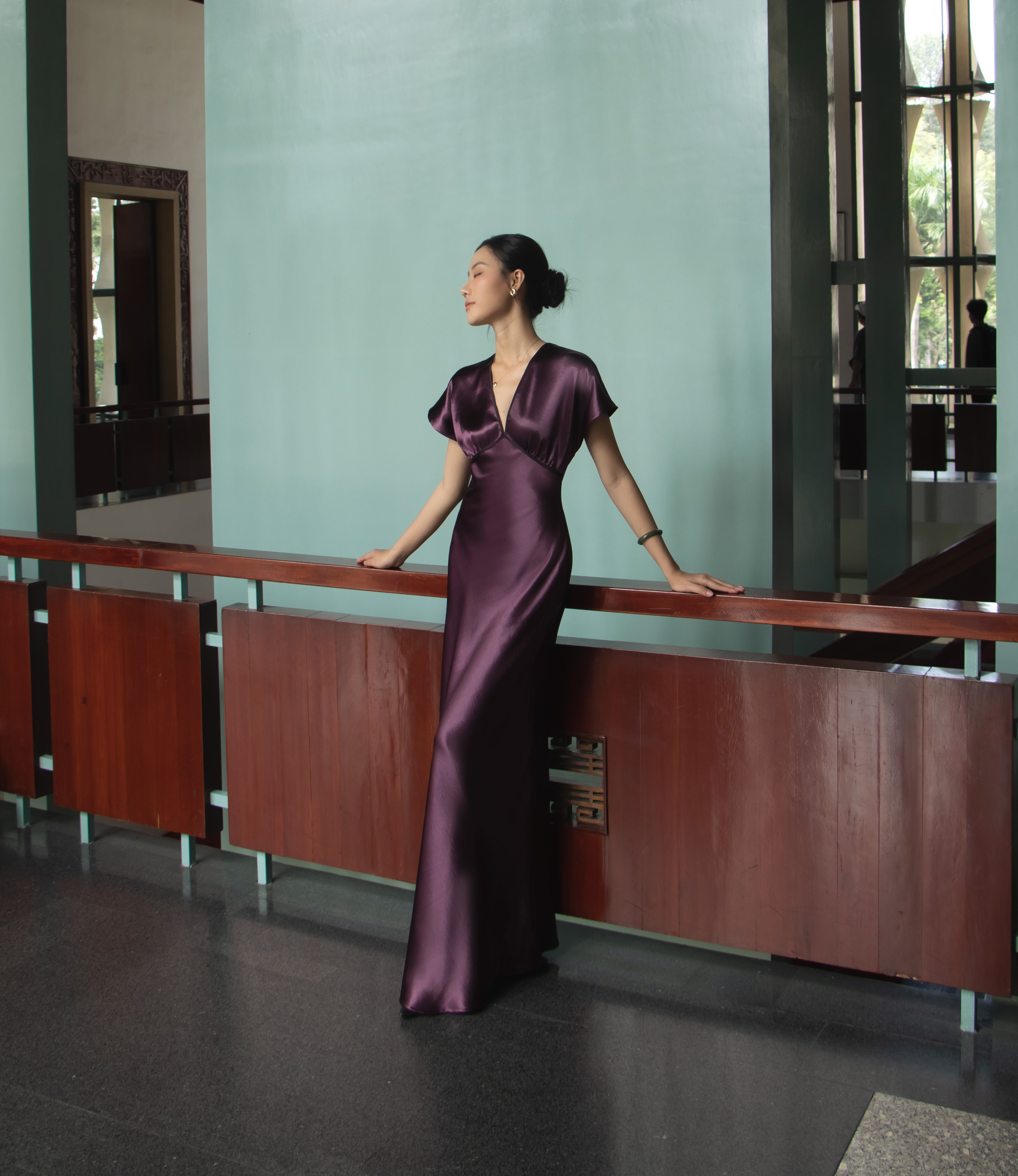 Use um vestido de cetim para exibir sua beleza primaveril - Foto 8. Mặc đầm lụa satin để khoe sắc ngày xuân- Ảnh 8.
