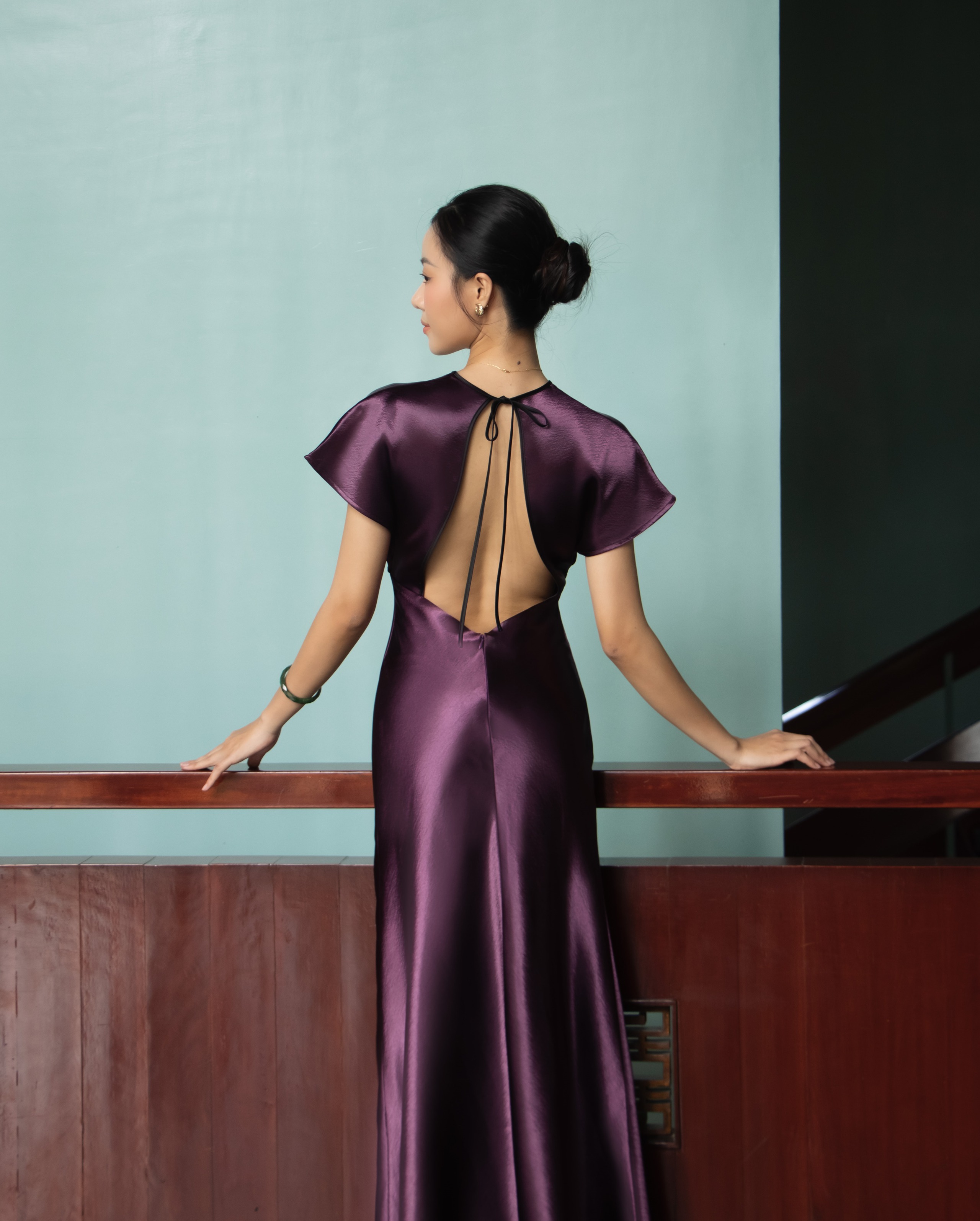 Use um vestido de cetim para exibir sua beleza primaveril - Foto 7. Mặc đầm lụa satin để khoe sắc ngày xuân- Ảnh 7.