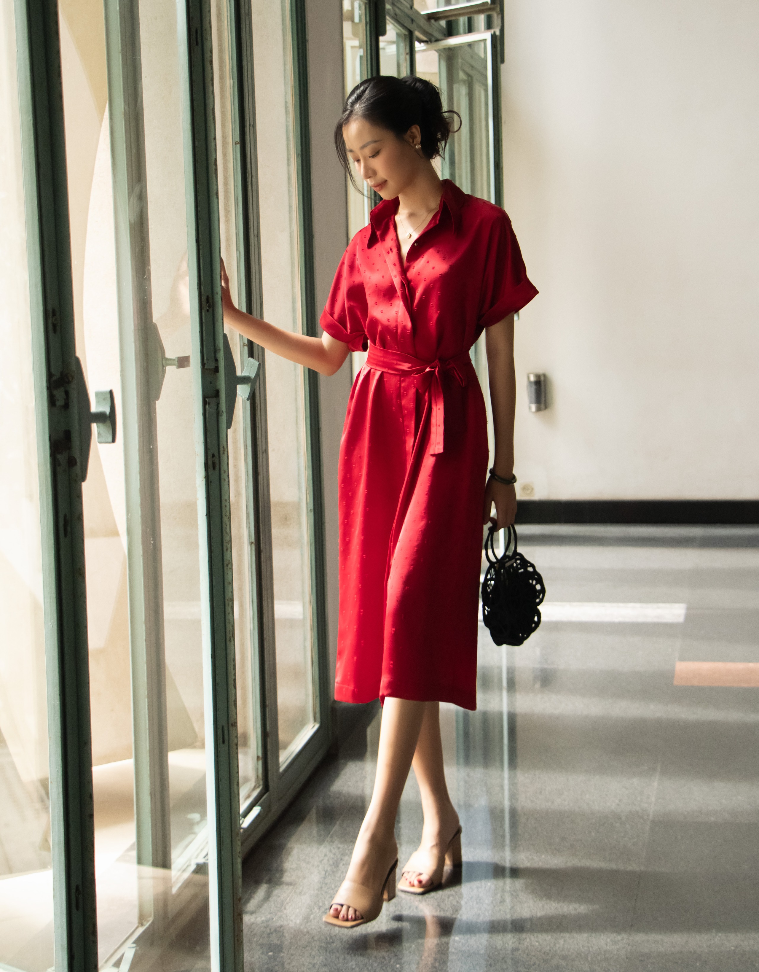 Use um vestido de cetim para exibir sua beleza primaveril - Foto 1. Mặc đầm lụa satin để khoe sắc ngày xuân- Ảnh 1.