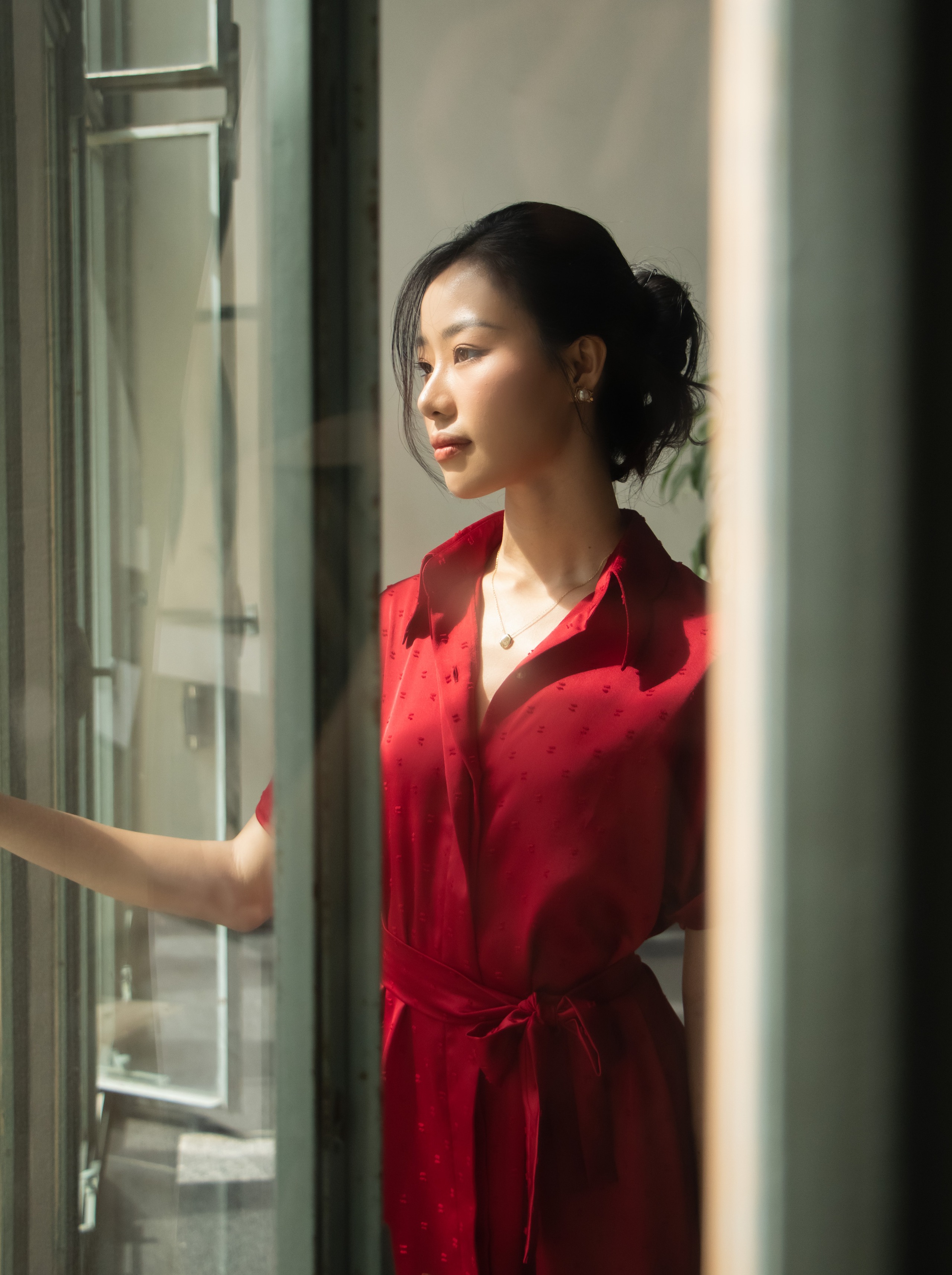 Use um vestido de cetim para exibir sua beleza primaveril - Foto 2. Mặc đầm lụa satin để khoe sắc ngày xuân- Ảnh 2.