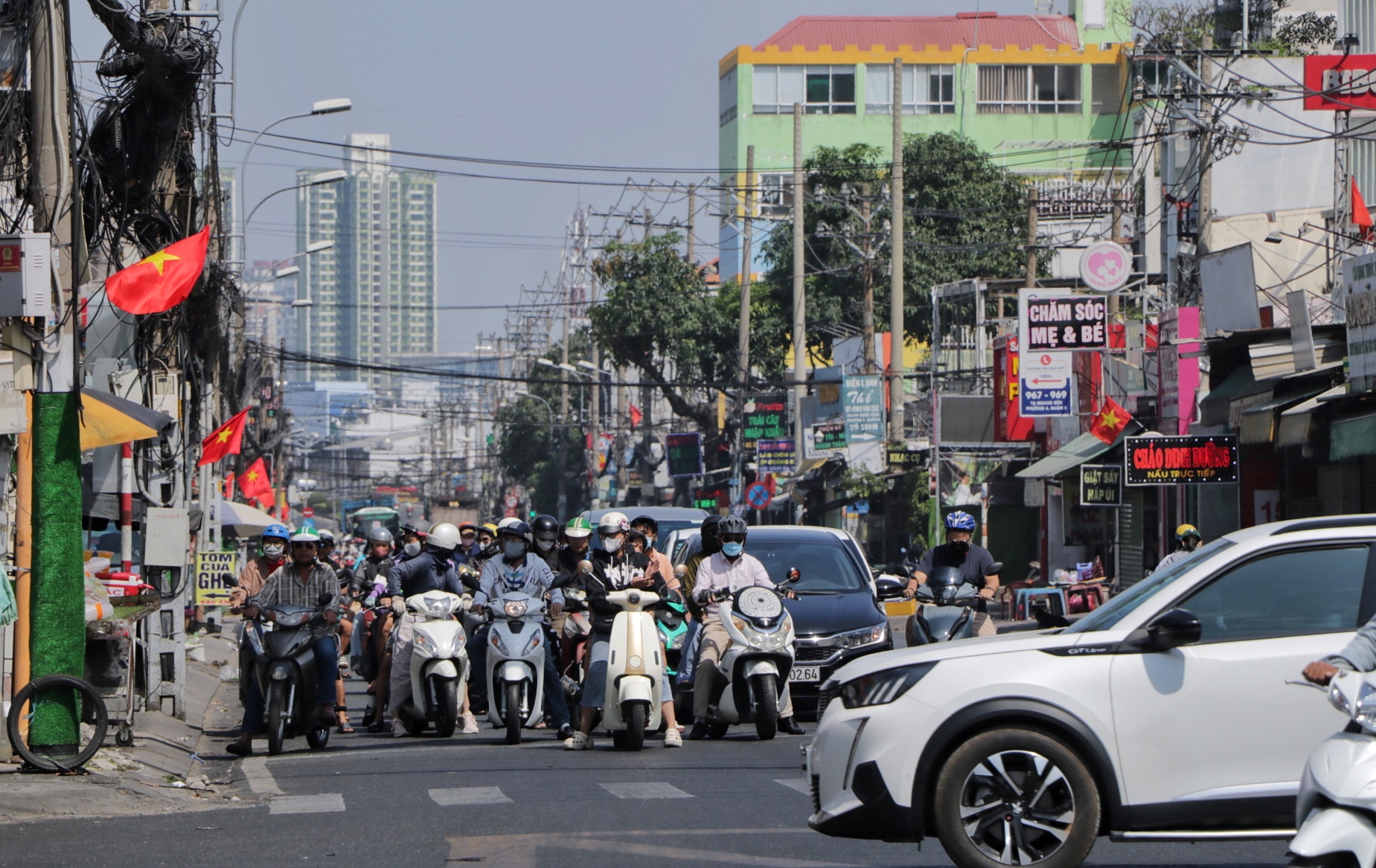 Mùng 3 tết: Đường phố TP.HCM bắt đầu nhộn nhịp, hàng quán mở cửa trở lại- Ảnh 3.