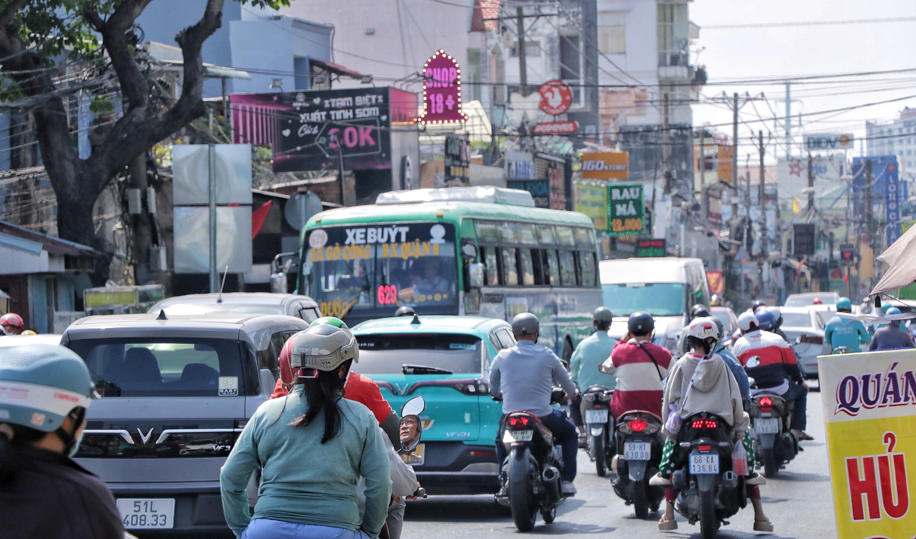 Mùng 3 tết: Đường phố TP.HCM bắt đầu nhộn nhịp, hàng quán mở cửa trở lại- Ảnh 4.