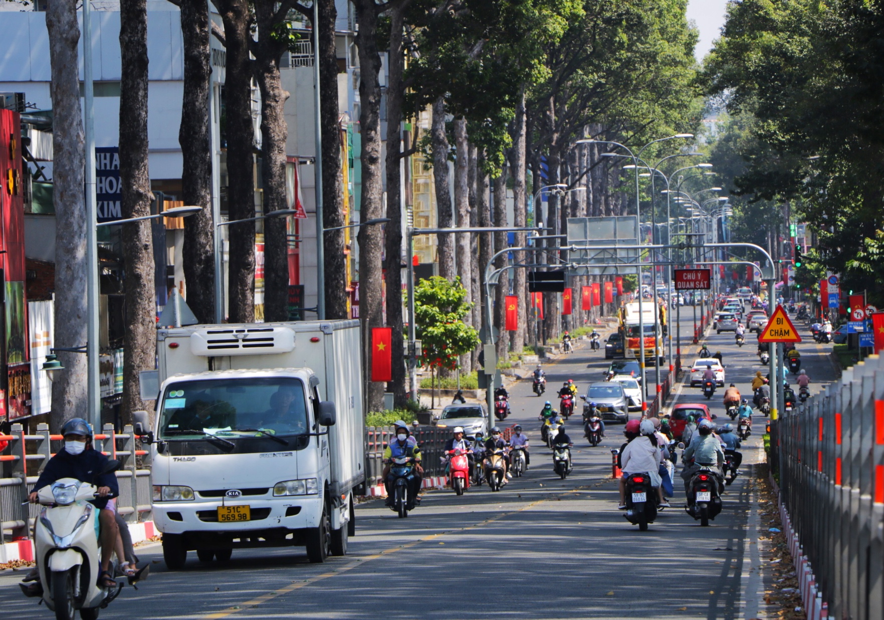 Mùng 3 tết: Đường phố TP.HCM bắt đầu nhộn nhịp, hàng quán mở cửa trở lại- Ảnh 6.