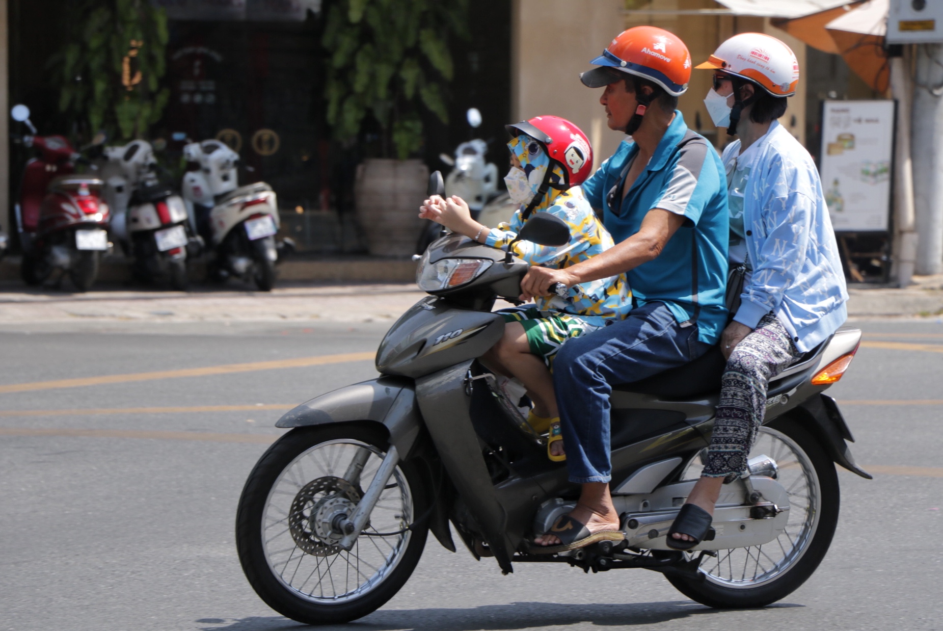 Mùng 3 tết: Đường phố TP.HCM bắt đầu nhộn nhịp, hàng quán mở cửa trở lại- Ảnh 11.