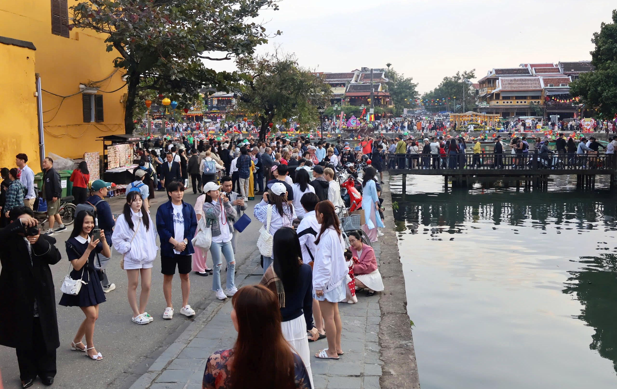 'Biển người' chen chúc du xuân ở phố cổ Hội An- Ảnh 1.