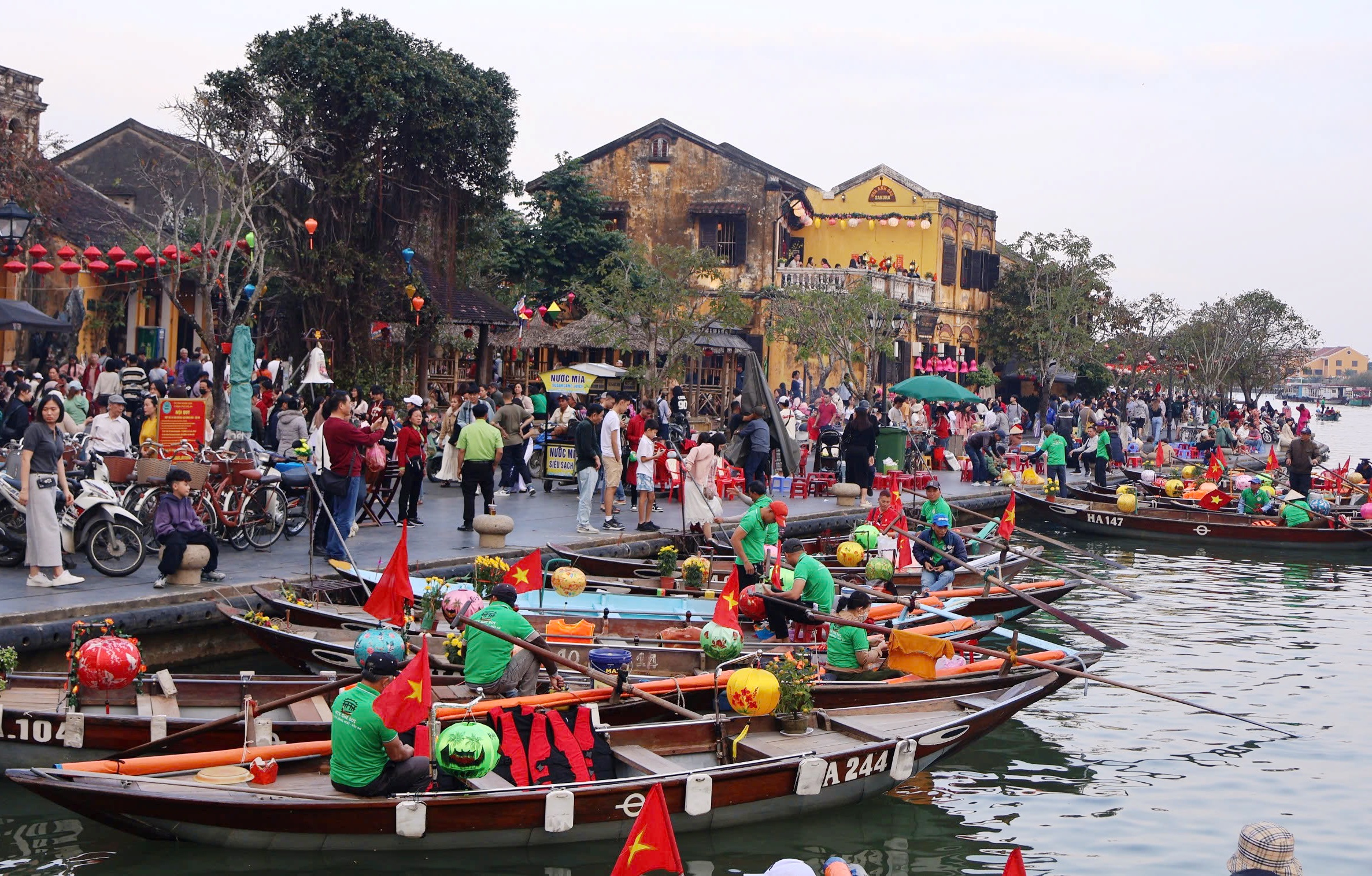 'Biển người' chen chúc du xuân ở phố cổ Hội An- Ảnh 5.