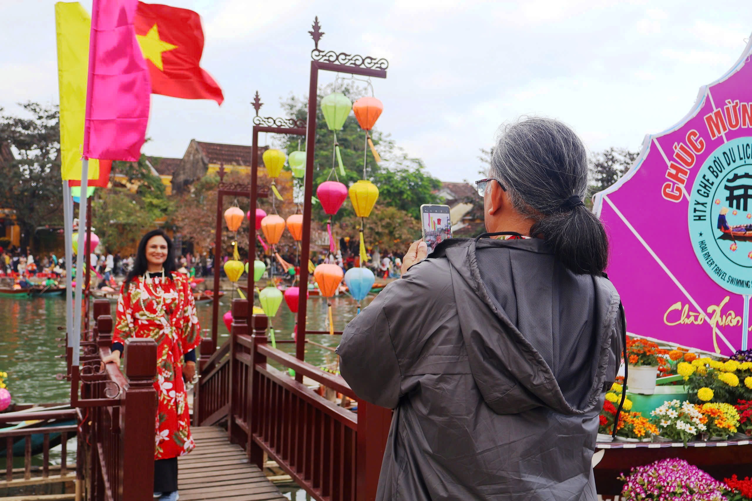 'Biển người' chen chúc du xuân ở phố cổ Hội An- Ảnh 7.