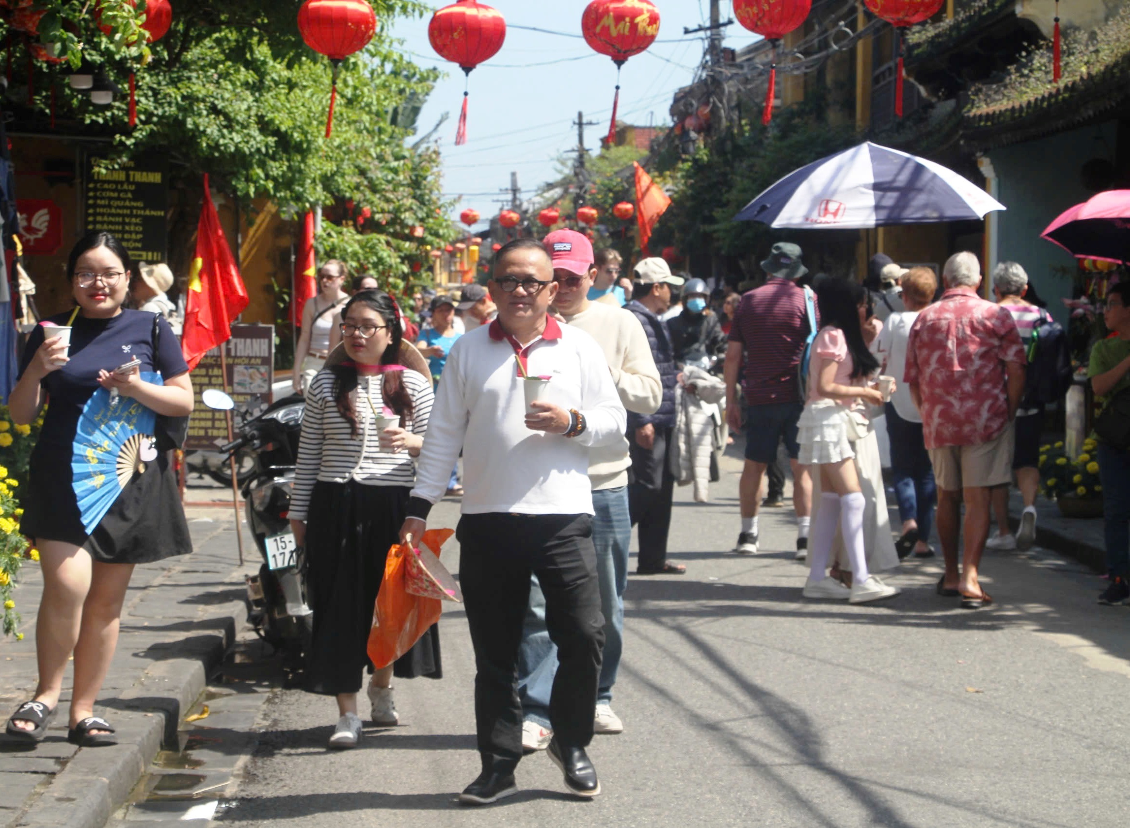 'Biển người' chen chúc du xuân ở phố cổ Hội An- Ảnh 10.