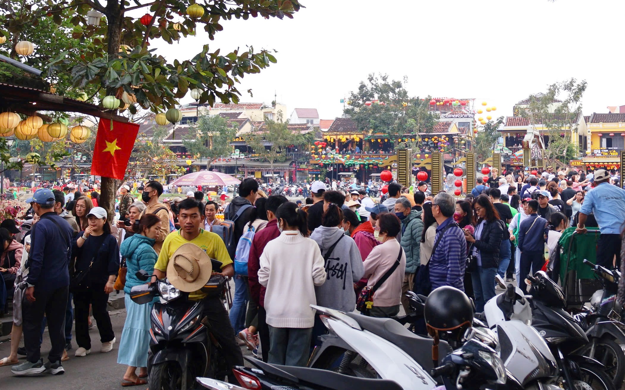 'Biển người' chen chúc du xuân ở phố cổ Hội An- Ảnh 6.