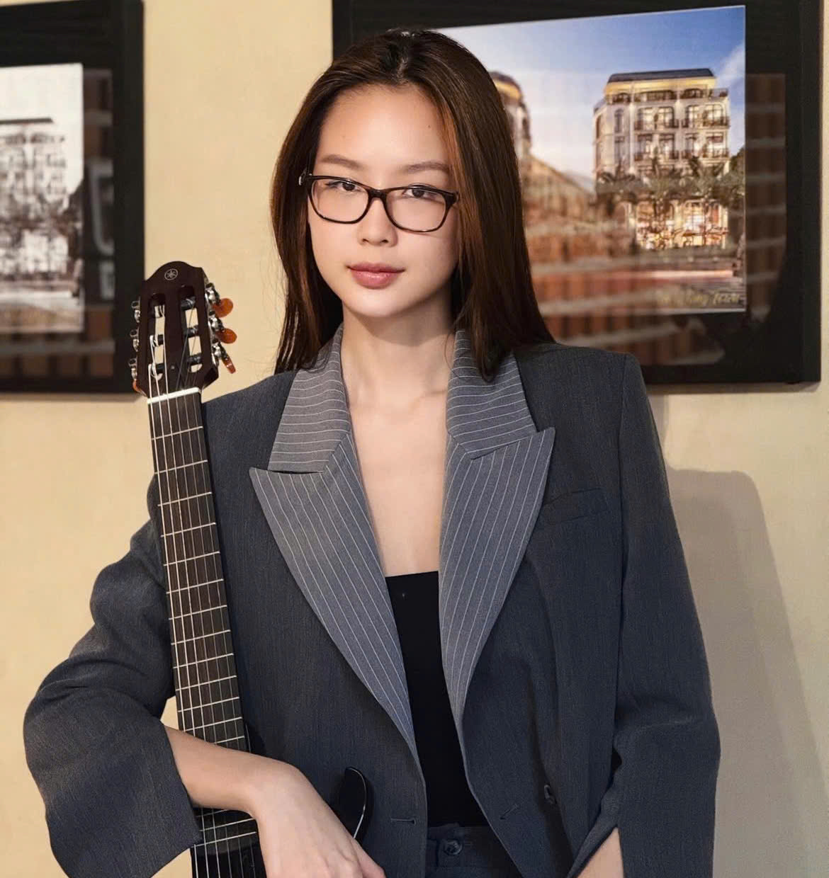 Mörk kavaj  Blazer tối màu 'hack dáng' tối đa cho nàng xuống phố- Ảnh 1.