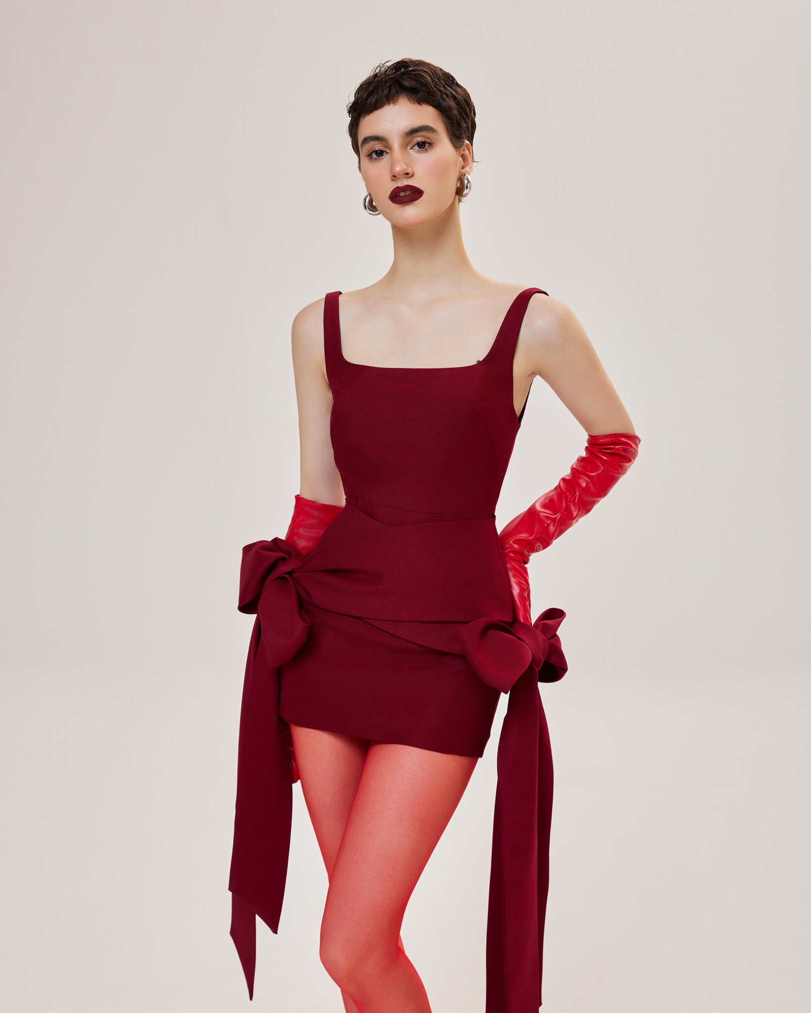Escolha o vermelho com sabedoria, as mulheres ficarão radiantes a semana toda - Foto 3. Khéo lựa chọn màu đỏ, chị em rực rỡ cả tuần- Ảnh 3.