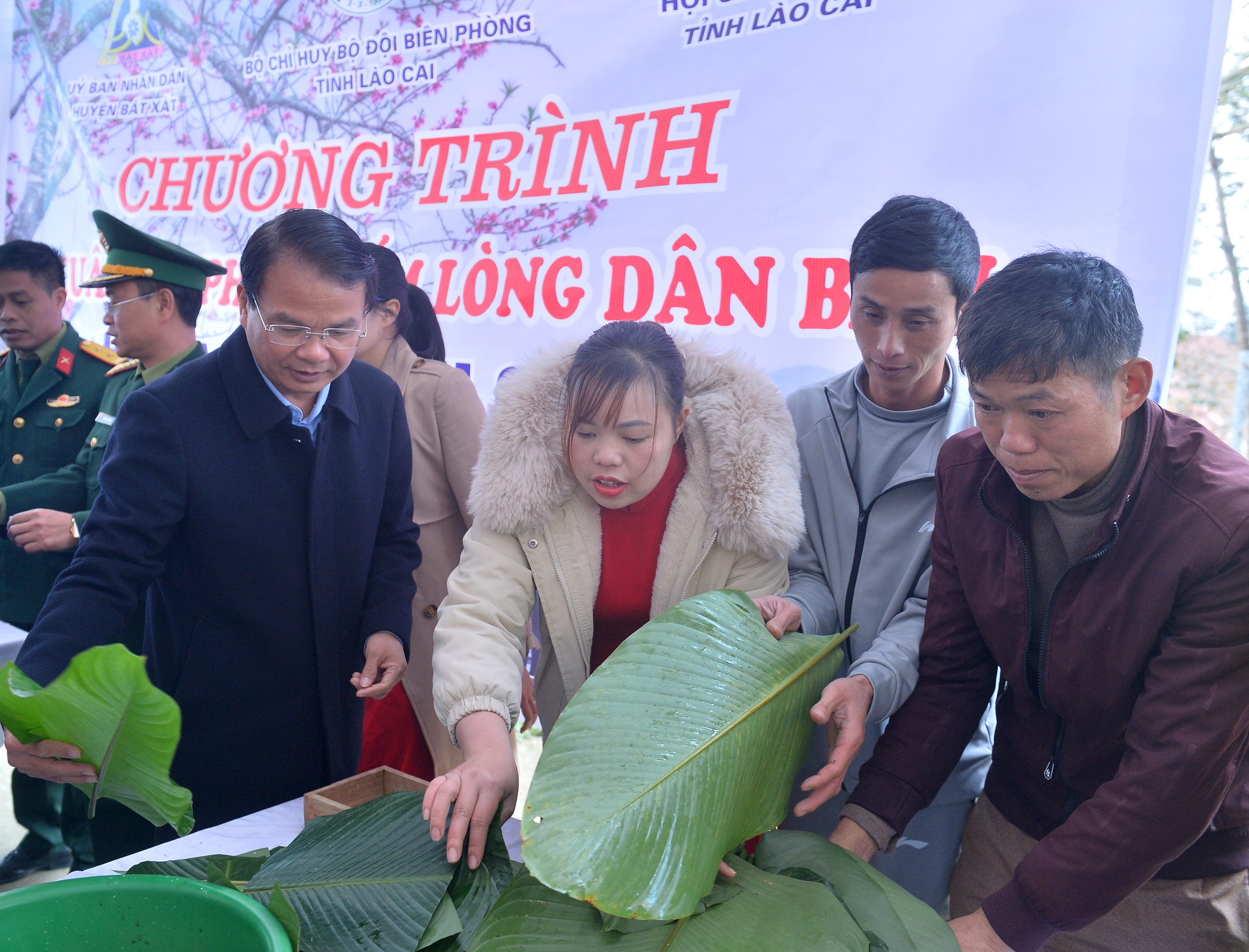 Bí thư Tỉnh ủy Lào Cai gói bánh chưng cùng người dân biên giới- Ảnh 10.