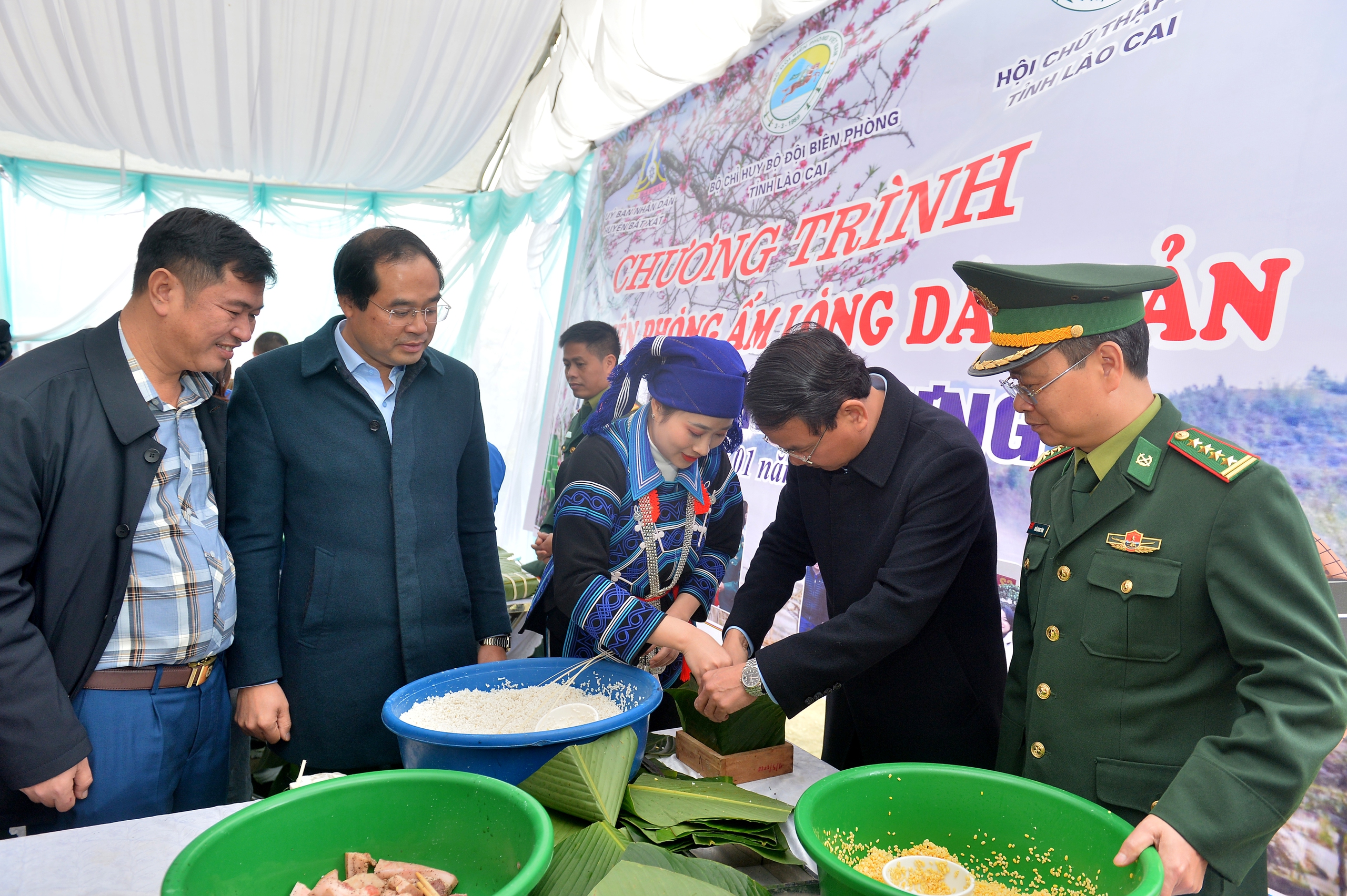 Bí thư Tỉnh ủy Lào Cai gói bánh chưng cùng người dân biên giới- Ảnh 11.