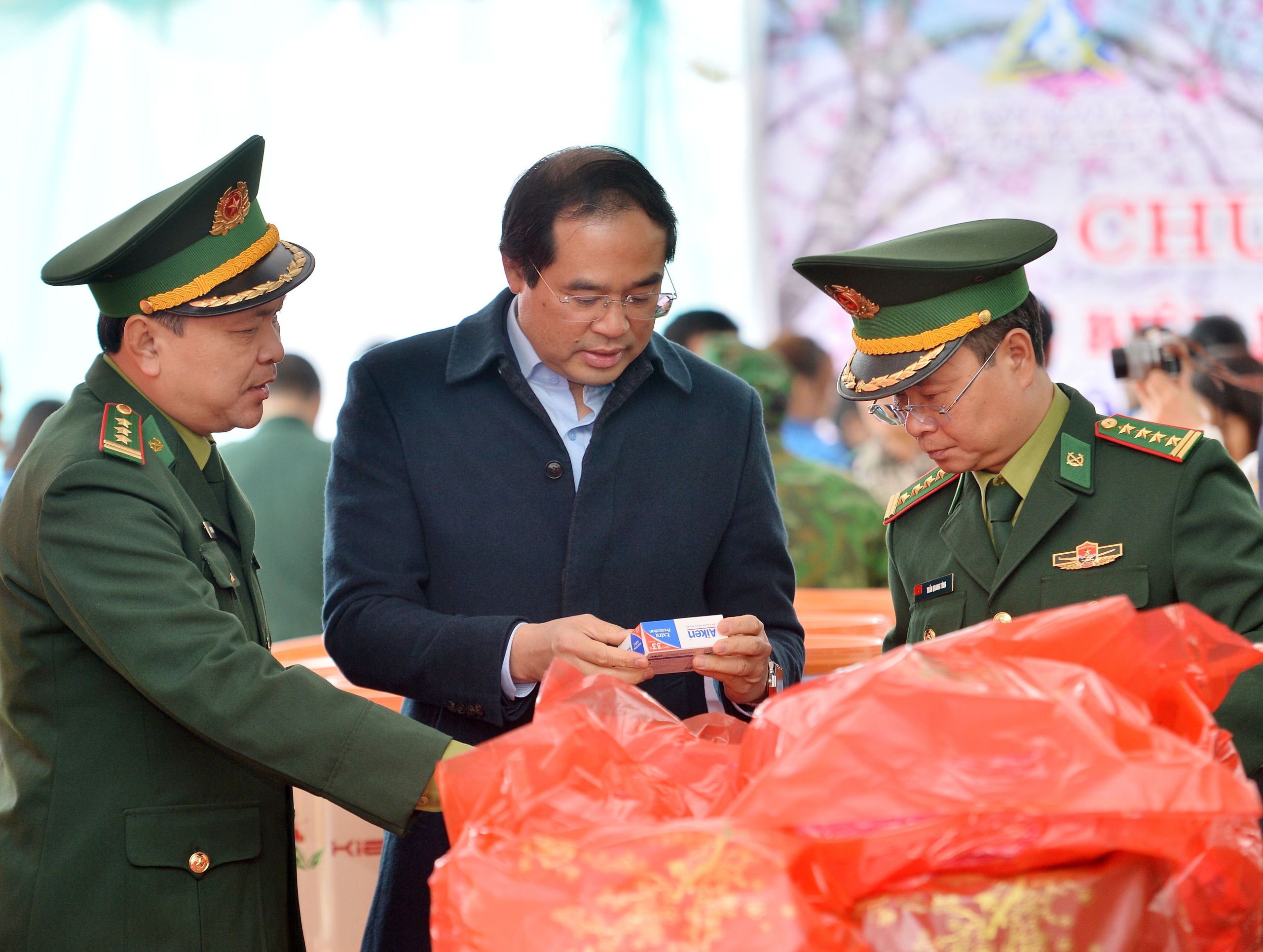 Bí thư Tỉnh ủy Lào Cai gói bánh chưng cùng người dân biên giới- Ảnh 14.