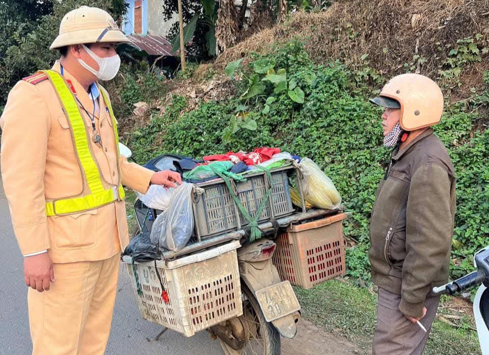 Quảng Trị: Thuốc lá lậu ngụy trang trong các giỏ chở hàng đầy bụi- Ảnh 2.