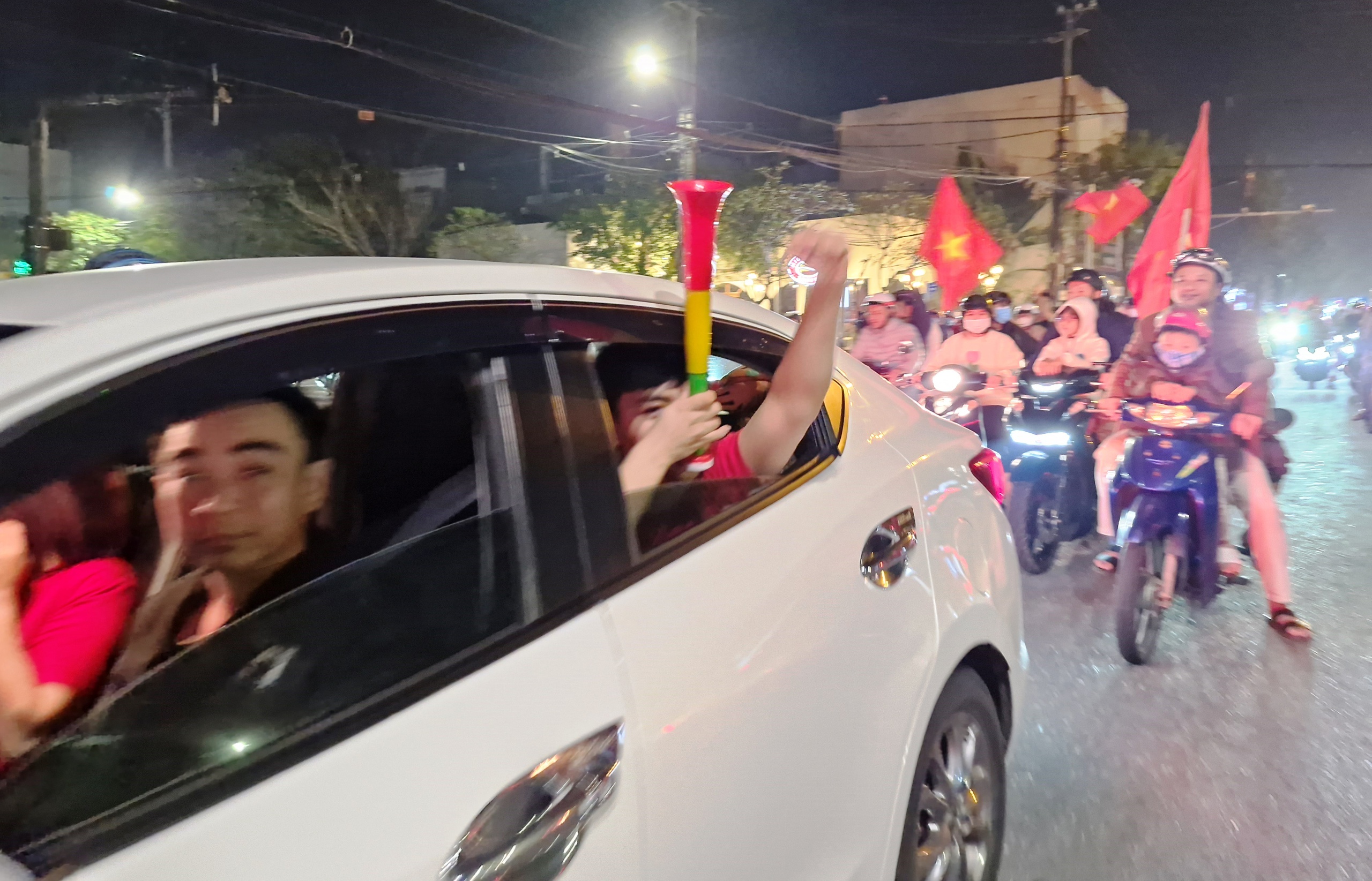 Việt Nam vô địch AFF Cup: Hàng chục nghìn người dân Quảng Nam đổ ra đường ăn mừng- Ảnh 12.