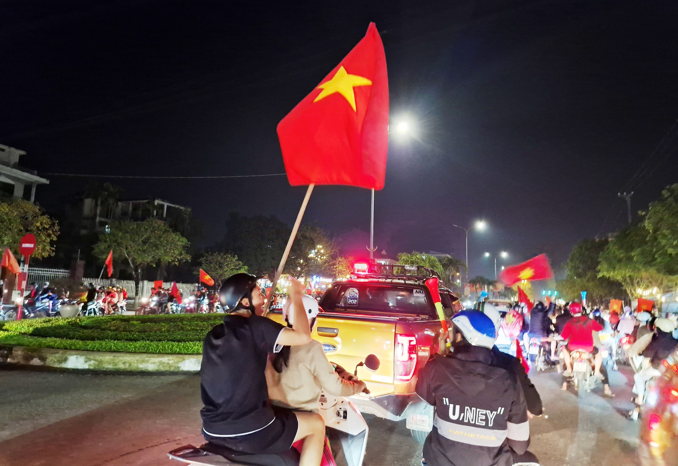 Việt Nam vô địch AFF Cup: Hàng chục nghìn người dân Quảng Nam đổ ra đường ăn mừng- Ảnh 4.